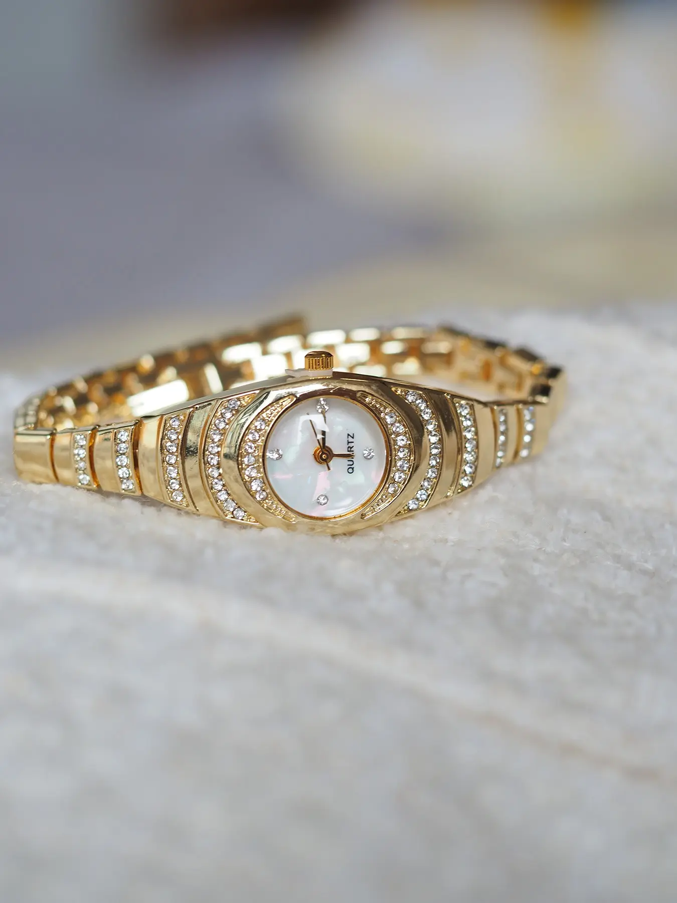 Women's Elegant Analogue Quartz Watch, Alloy Case, Small Dial with Diamonds, Lightweight Luxury Chain Strap