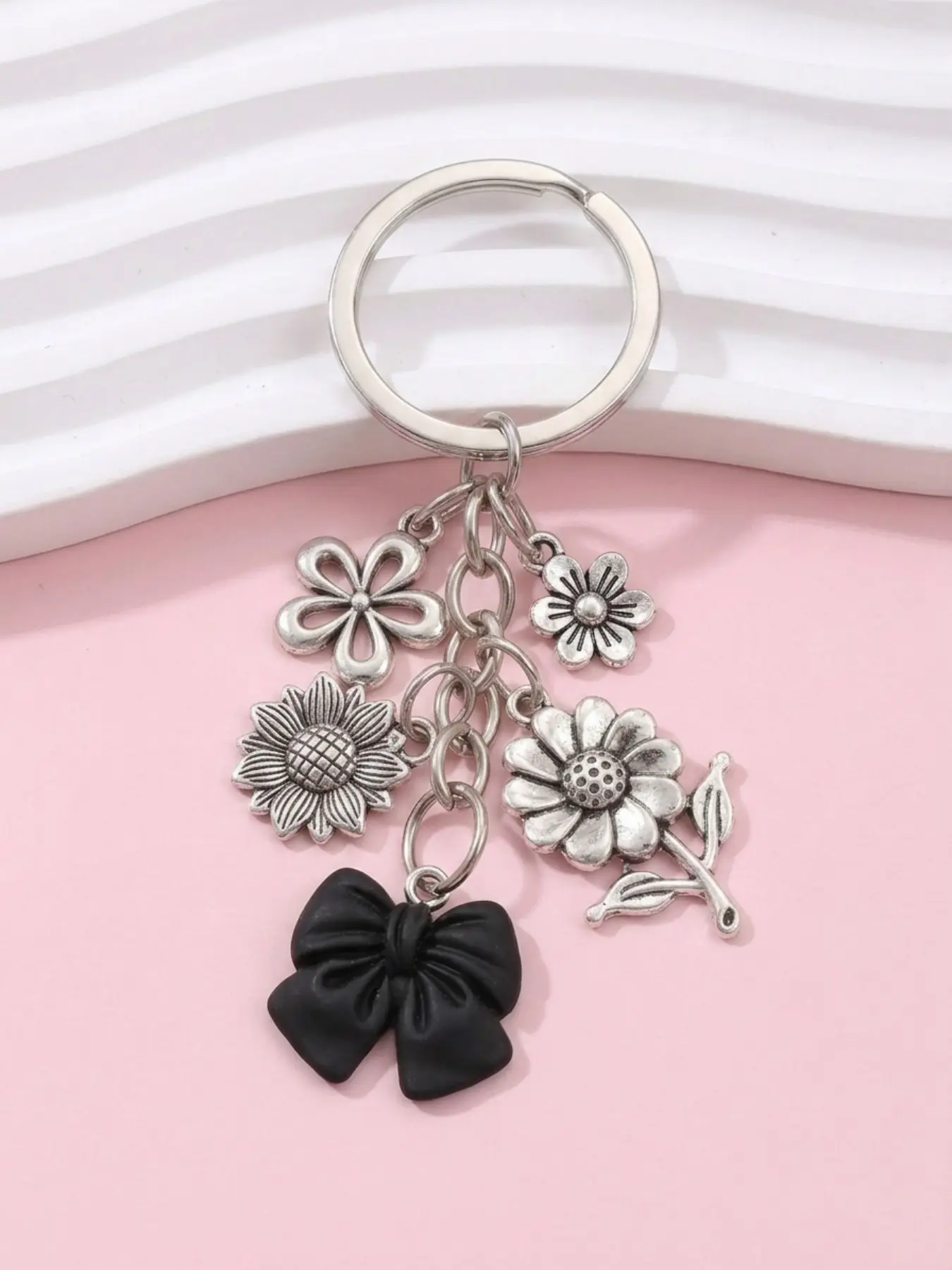 Bowknot Vintage Silver Daisy Keychain, Girls' Bag Charm, Multi-Pendant Metal Key Ring, Student Commute Key Holder, Birthday Gift for Friends