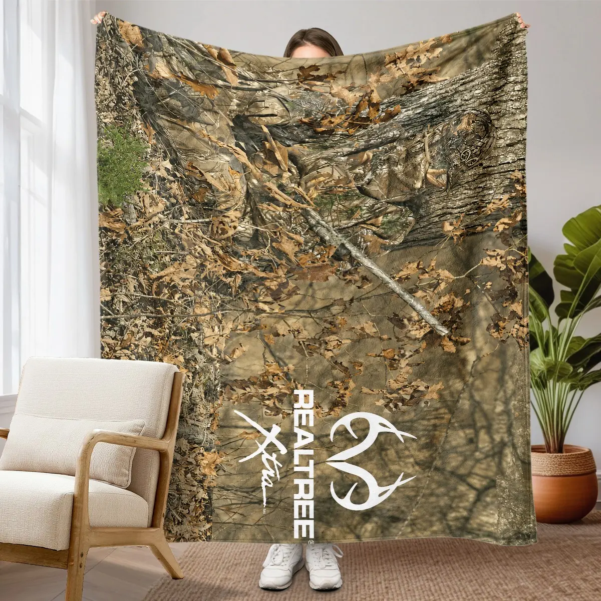 1pc Realtree Xtra Outdoor Jungle Camo Fleece Blanket, Dry Leaf Tree Bark Forest Hunting Camouflage Logo Art Print, Soft Warm Cozy Nap Throw for Sofa, Bed, Office, Shawl, Camping Trip, Ideal Gift for Outdoor Enthusiasts