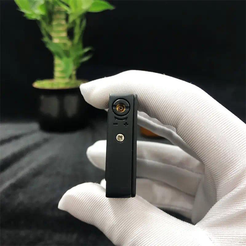 Green/red flame ace lighter, cool lighter windproof poker design, can be filled with butane lighter, suitable for outdoor, indoor, camping, barbecue, candles, birthdays, gifts (excluding gas)