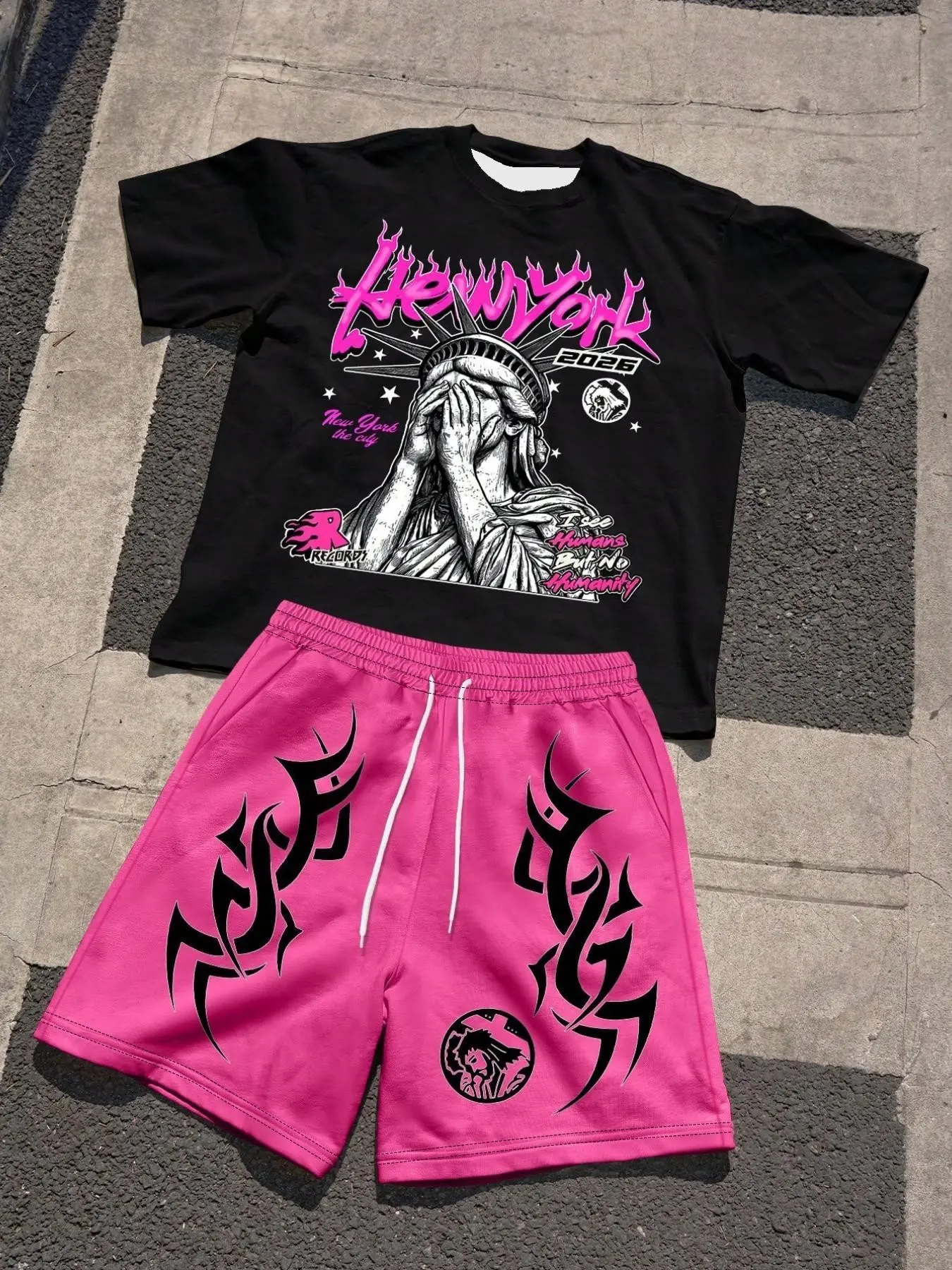 Men's fashionable casual sportswear set: American-style graphic print crew neck T-shirt and drawstring shorts set. Comfortable, versatile, and suitable for outdoor activities.