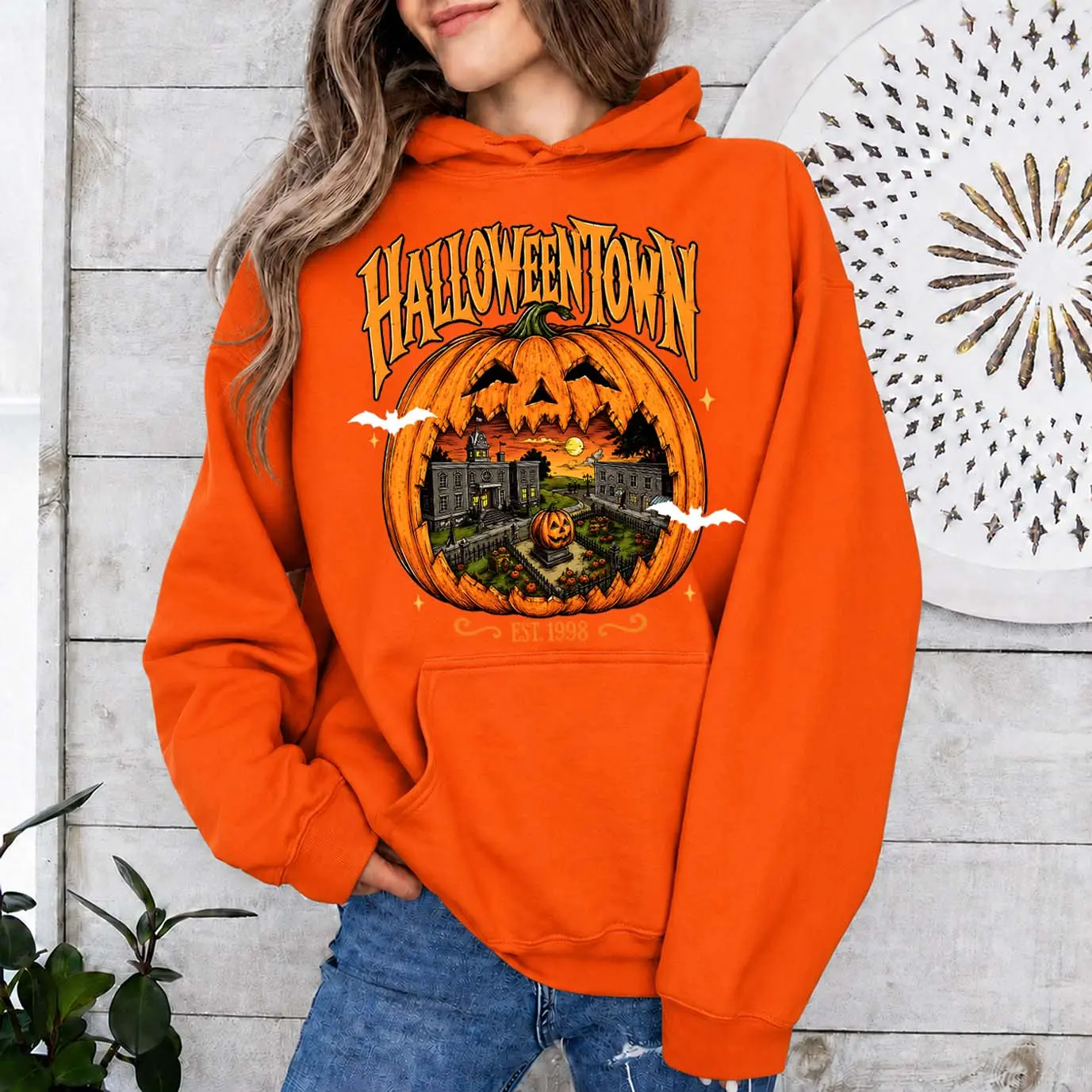 Women’s Halloween Pumpkin Graphic Pullover Hoodie - Cozy Relaxed Fit Fall Sweatshirt with Front Pocket, Spooky Town Scene Long Sleeve, Machine Washable Solid Print for Autumn Parties, Daily Wear
