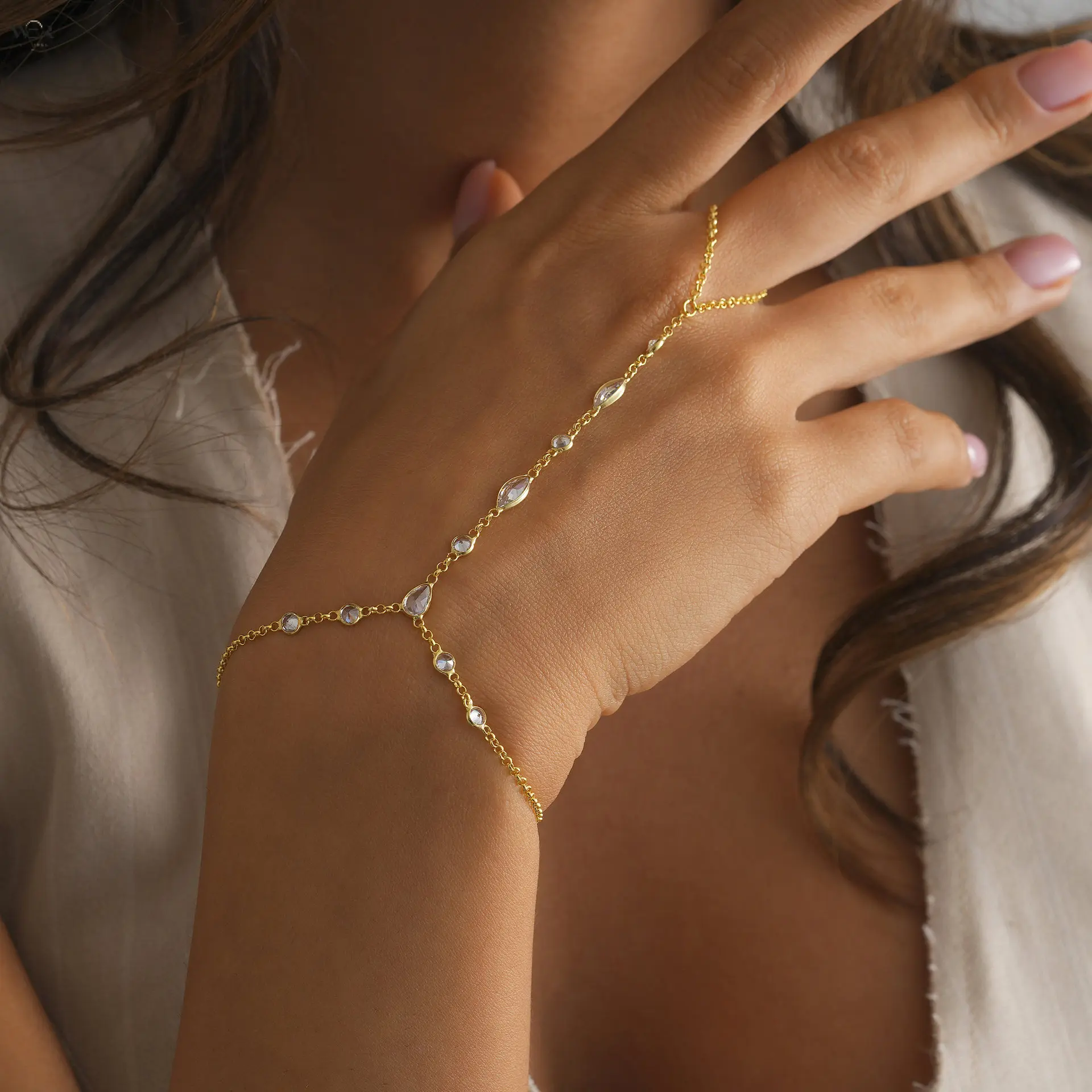 Women's Dainty Y-Drop Finger Harness Hand Chain Bracelet with Teardrop Crystal Rhinestone, Adjustable Costume Jewelry for Wedding Party, Female