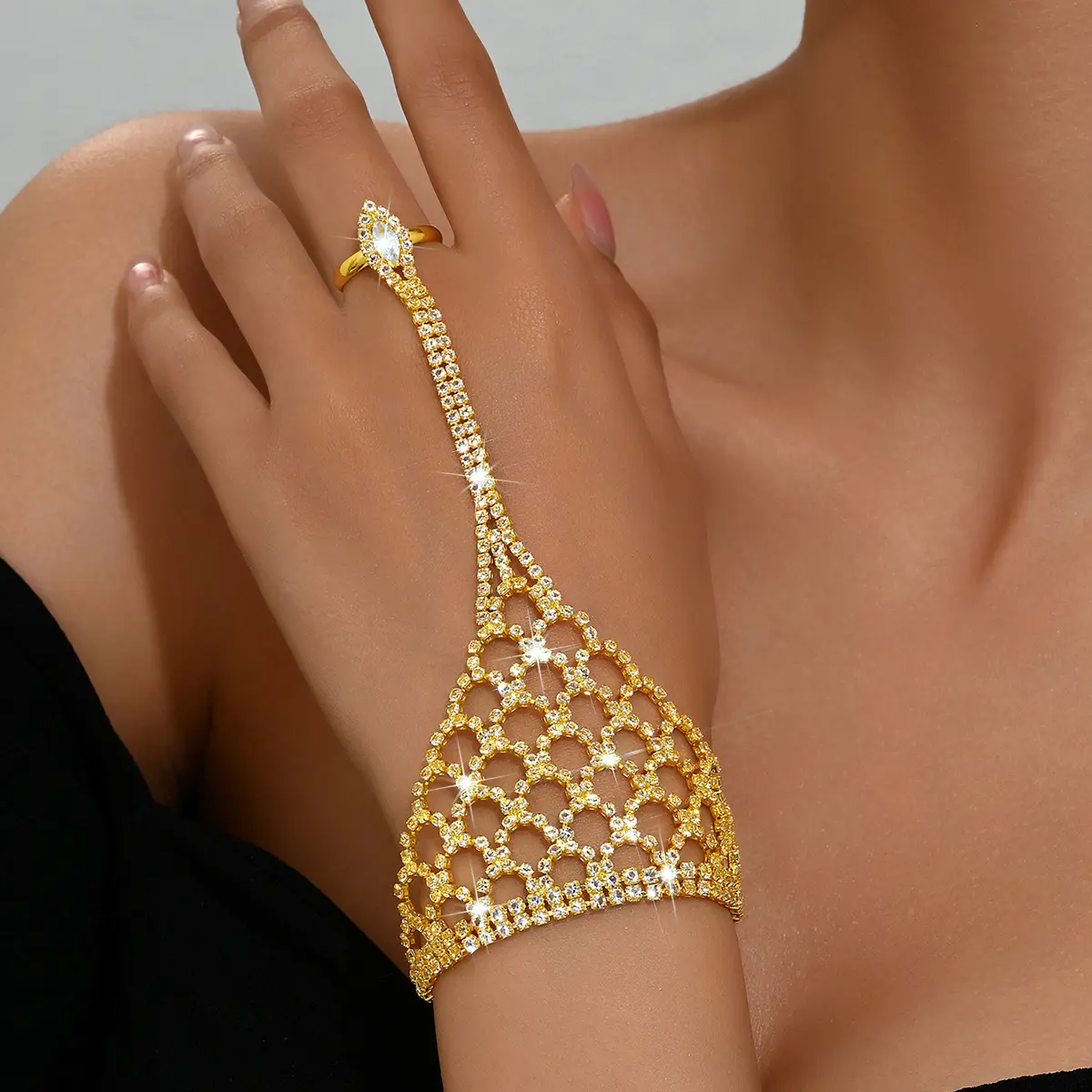 Elegant Grid Rhinestone Interlocking Bracelet, Exquisite Bracelet, Simple Style Women's Party Vacation Design, Fashionable and Unique Hand Jewelry, Rhinestone Decorated Bangle, Rhinestone Bangle Bracelet
