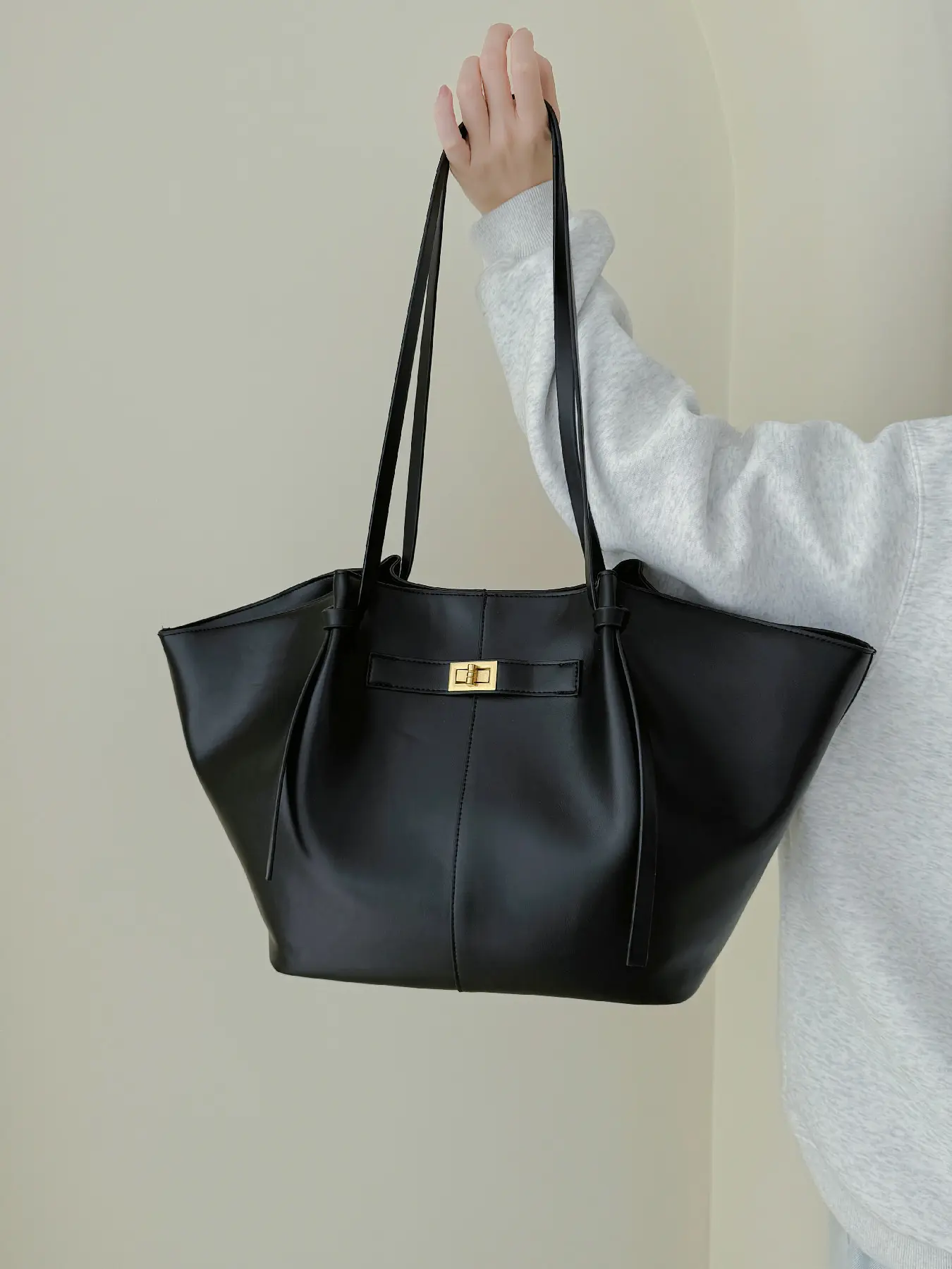 Ladies' new large capacity swivel lock decorative tote bag that can be carried by hand and is suitable for work and daily use on one shoulder