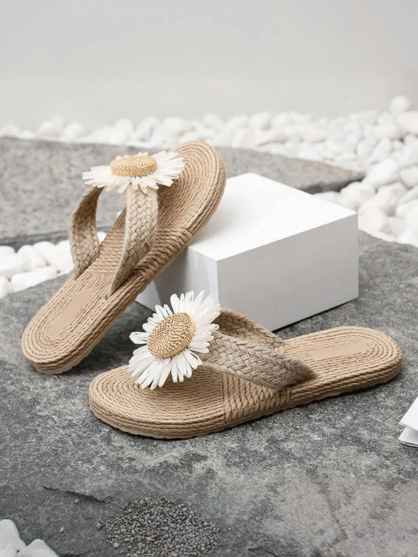 Women's Daisy Decor Straw Rope Sandals, Natural Grass Flat Flip Flops, Breathable Non-Slip Thin Sole, Summer Beach Vacation Shoes