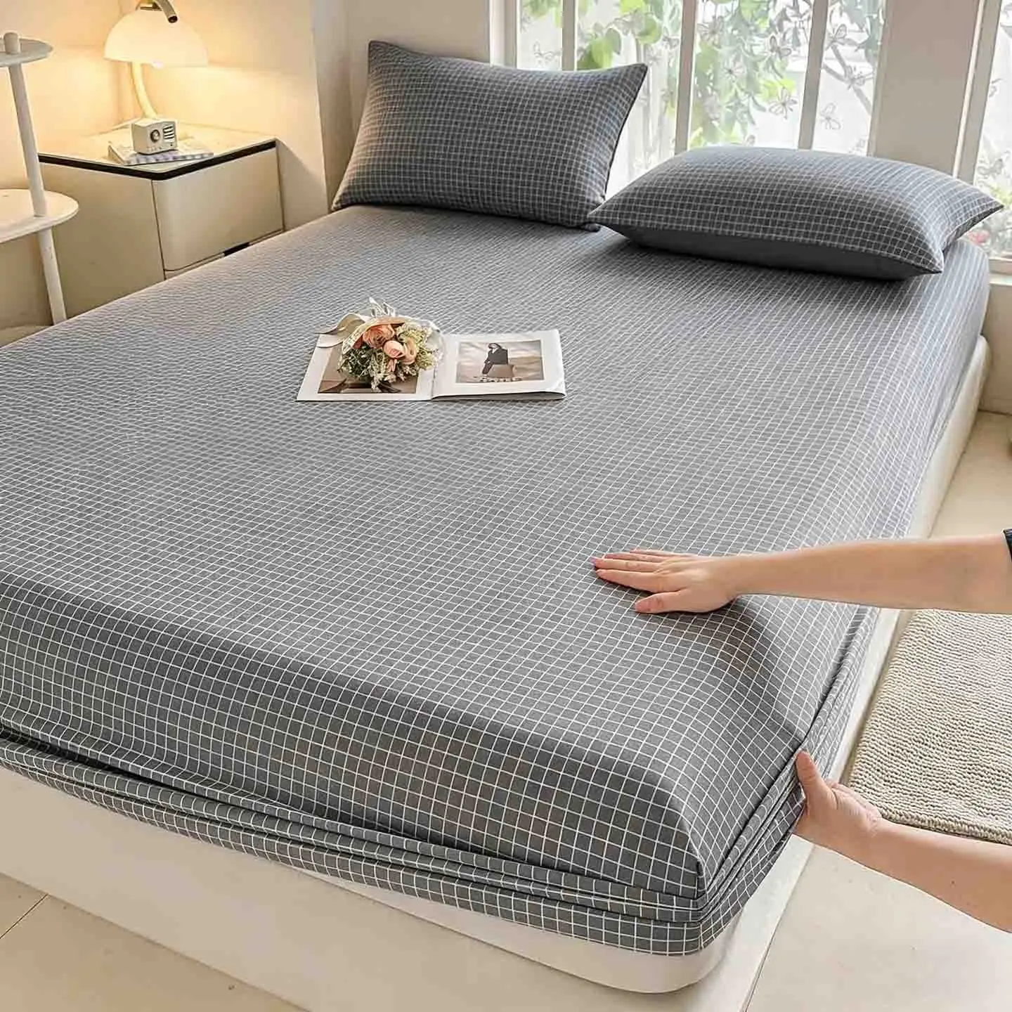 1pc Plaid Print Fitted Sheet, Dust-Proof Mattress Protector, Elastic Band, Breathable, Comfortable, Suitable for All Seasons, Easy to Remove, Durable, Stain-Resistant
