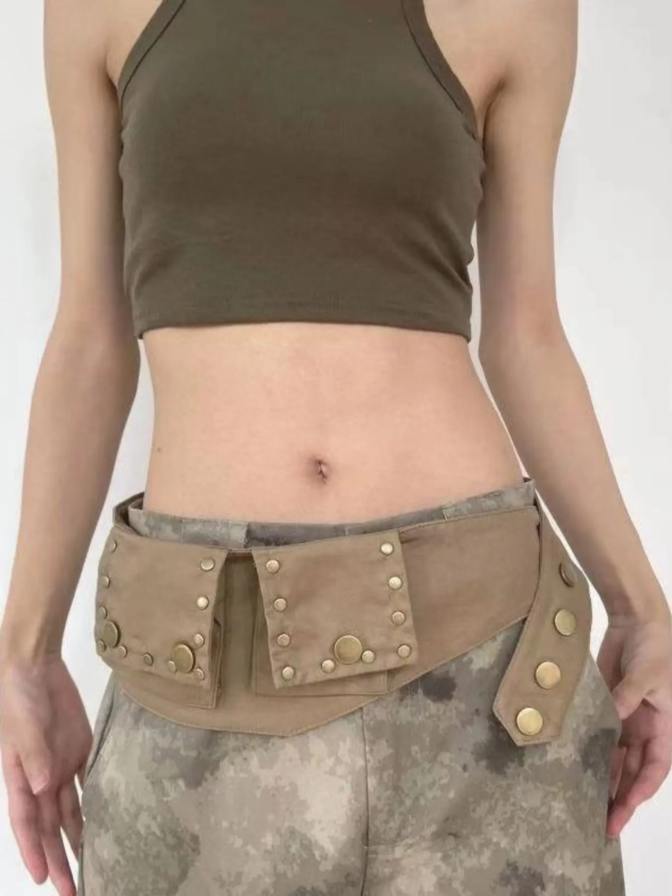 Women's Y2K Punk Style Metal Rivet Waist Belt, Adjustable Buckle, Multi-Pocket, Belt and Pockets, Ideal for Cycling, Travel, Daily Use