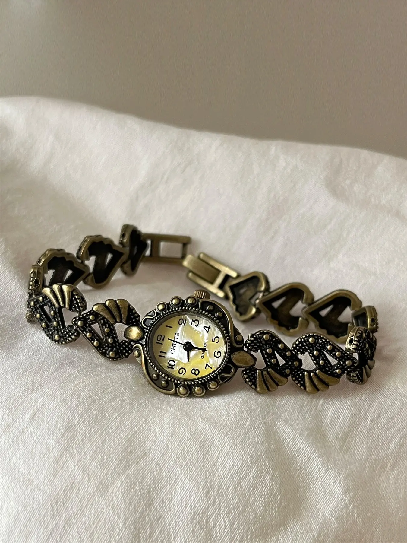 Vintage Copper Color Bracelet Watch, Elegant Analogue Quartz Watch for Women, Mini Retro Western Style, Unique Fashion Accessory, Fashion Watches