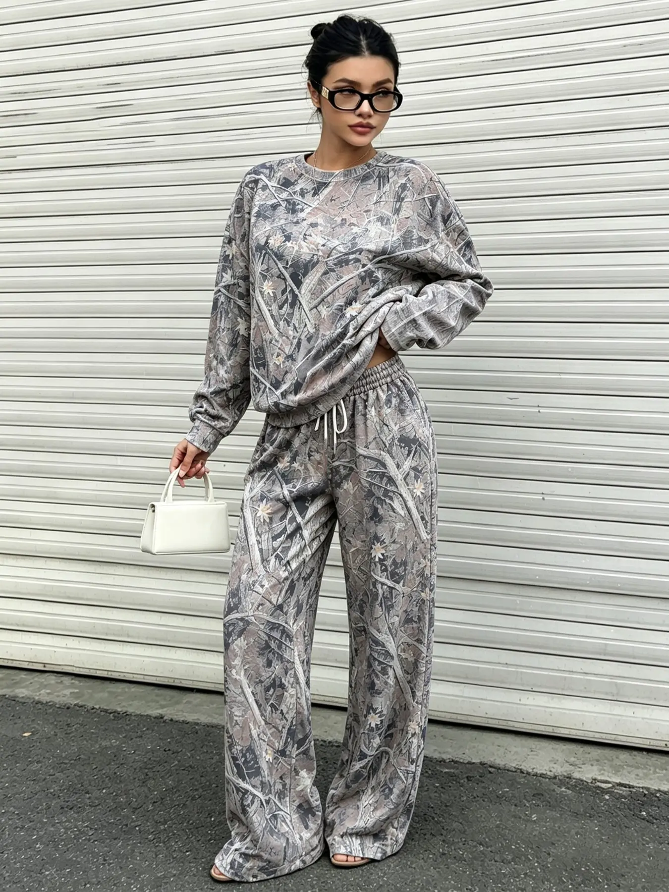 Women's Camo Sweatshirt and Jogger Set, Casual Long Sleeve Round Neck Pullover, Street Style Two-Piece, Loose-Fit All Seasons