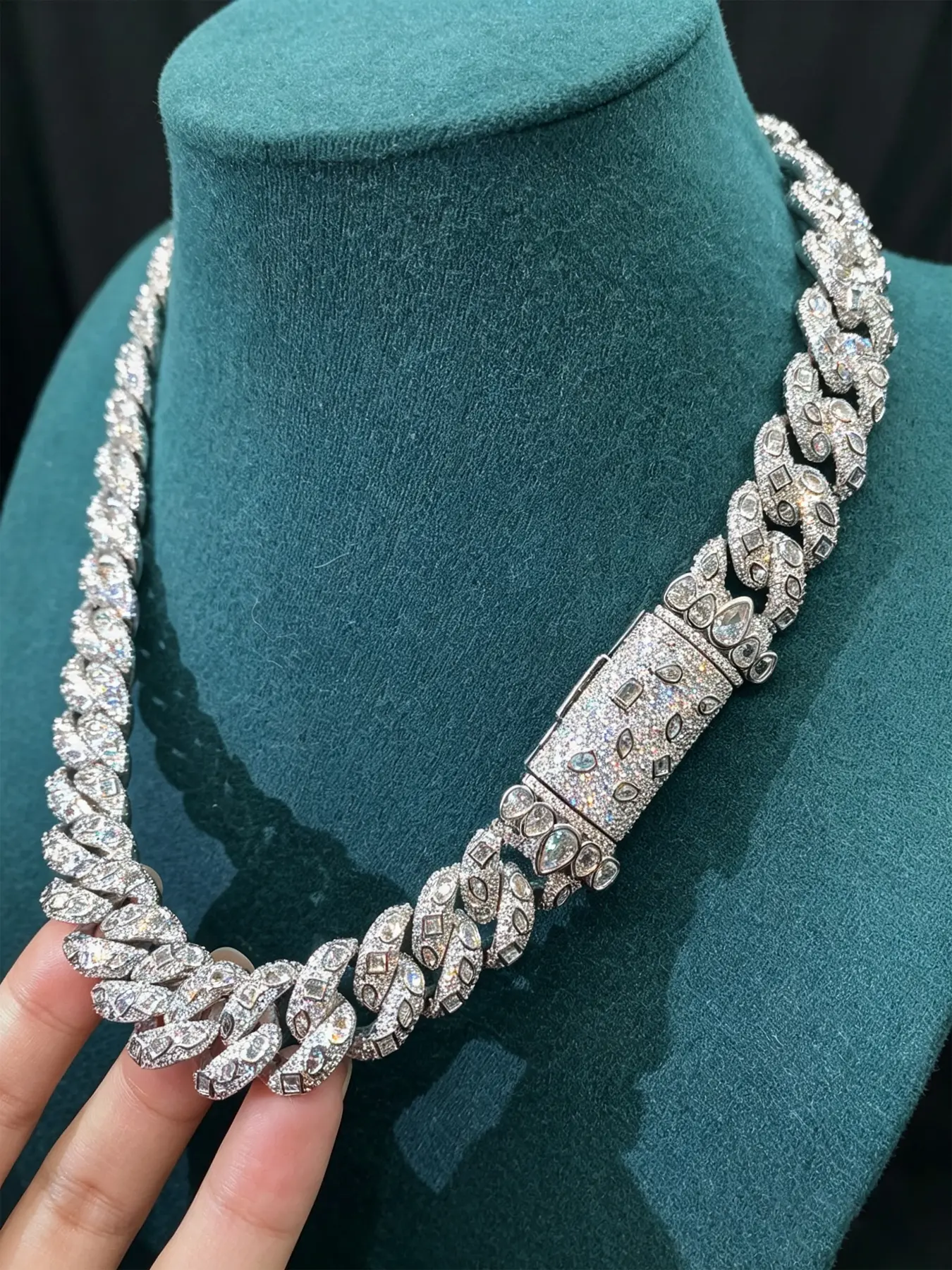 Various shapes of diamond Cuban chain 18mm ice out of silica Cuban chain men, three-dimensional chain body shape is full of movement, gold-plated process texture is high, daily dating travel wear, to create a trendy style, Cuban Link Necklace