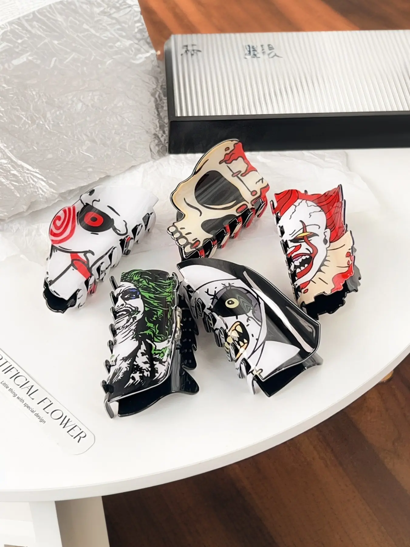 Halloween Spooky Season Horror Film Hair Jaw Clips, 5 Pack Vintage Gothic Acrylic Hair Claw Clamps, Scary Clown Skull Nun Beetlejuice Saw Billy Design, Non Slip Hair Accessory for Women Fall Costume Party Cosplay Hairstyle Decor