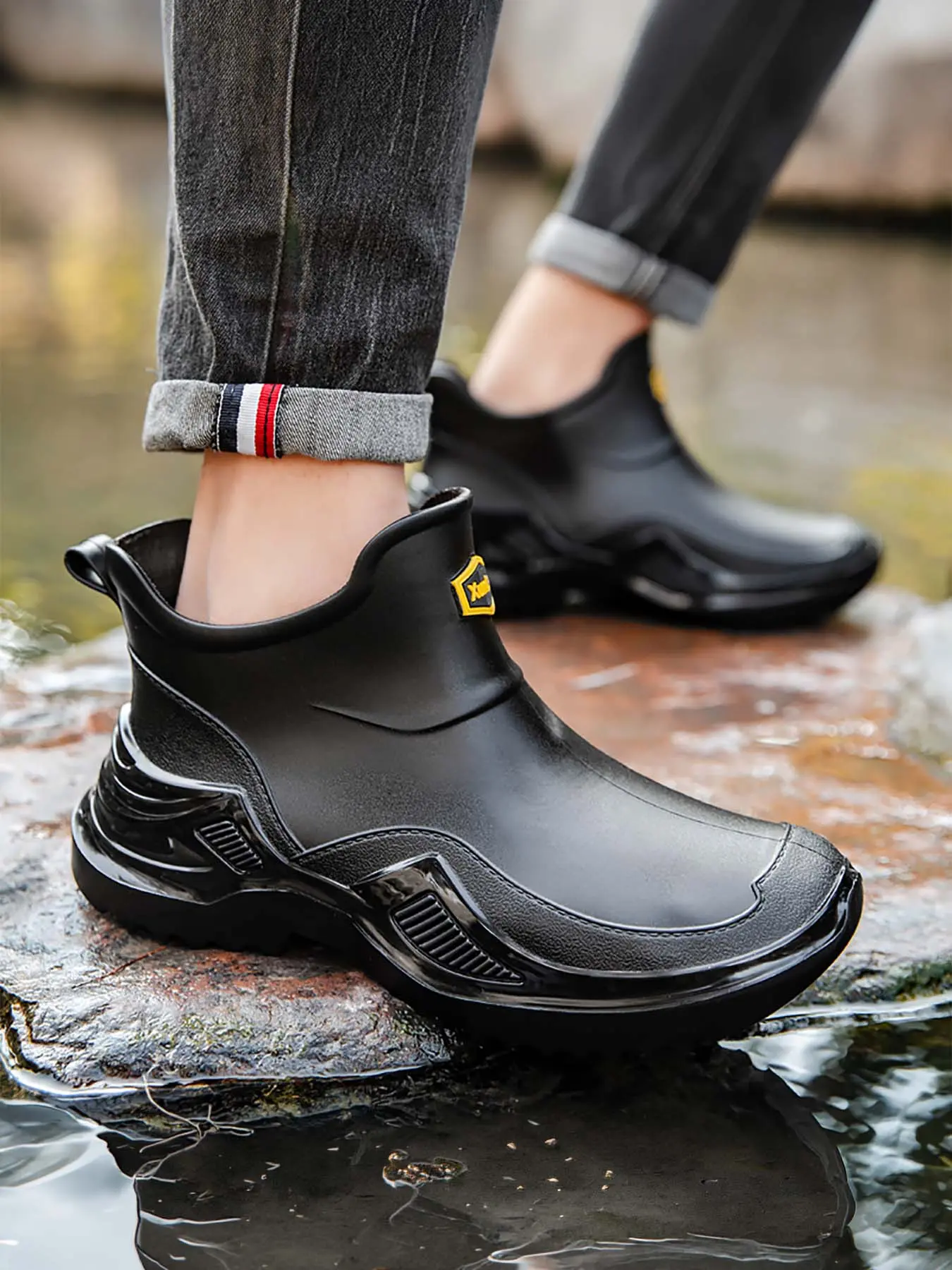 Men's mid-calf rain boots, hiking boots, trail shoes with strong grip, water-resistant shoes, waterproof and slip-resistant shoes for outdoor fishing, thickened and wear-resistant