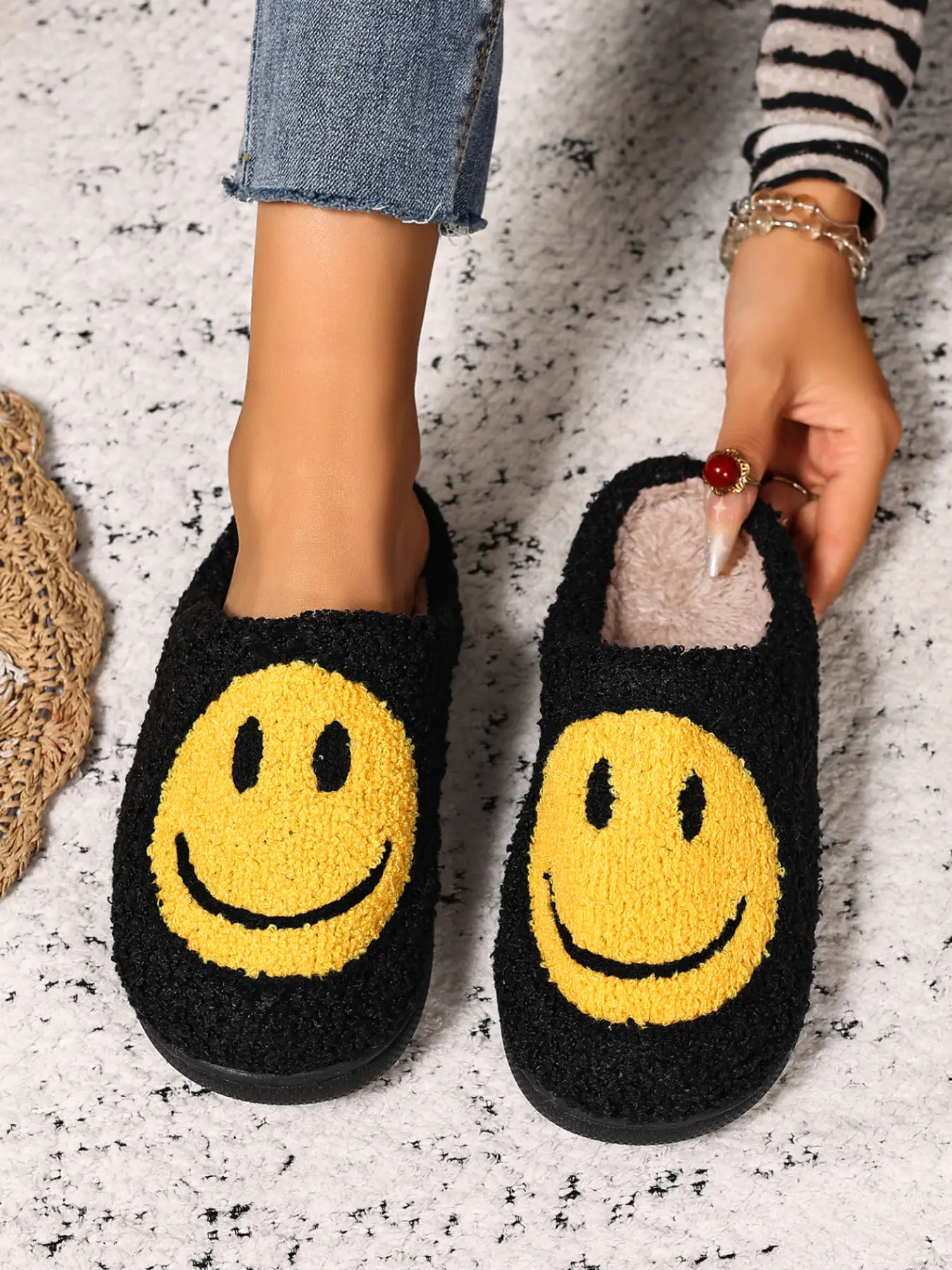 Fluffy smiley face patterned cotton slippers, warm and comfortable home shoes, casual soft sole suitable for both indoor and outdoor wear, unisex couple and family style household slippers, Slip ons slippers, Soft rubber slippers