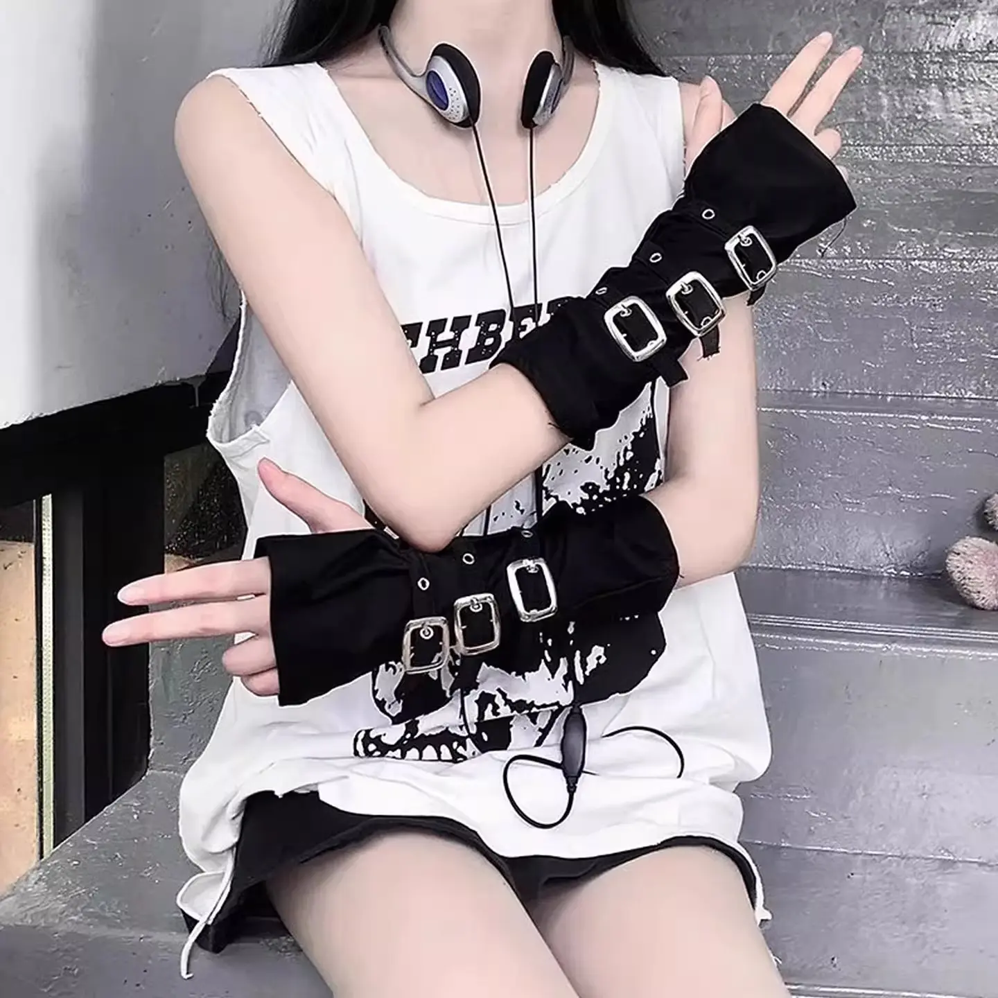 Women’s Y2K Punk Arm Warmers, Gothic Fingerless Gloves with Metal Buckle and Strap Design, Dark Alternative Fashion Accessories for E-Girl Outfits, Streetwear, Cosplay & Parties