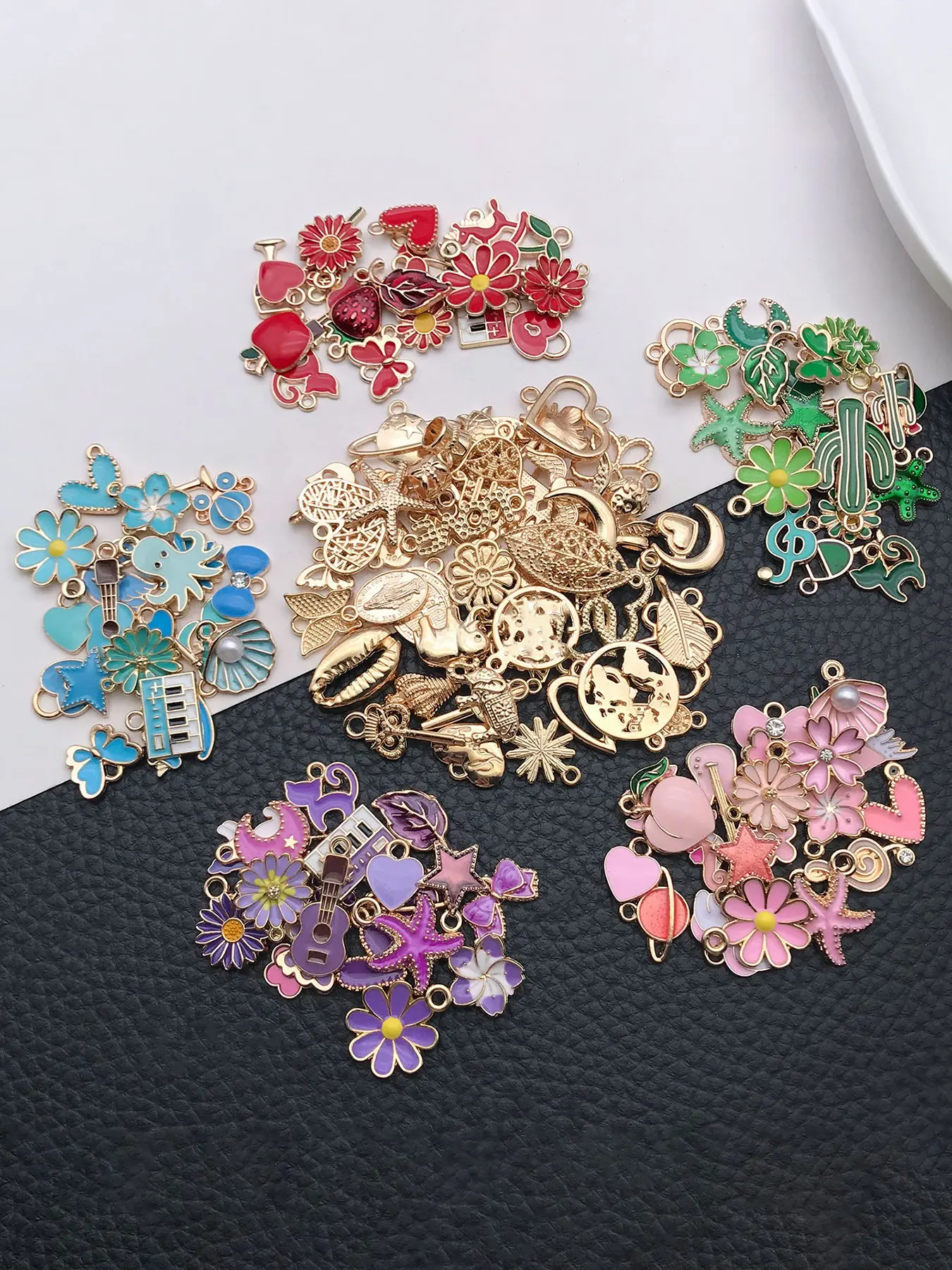 150pcs Mixed Bulk Fashion Enamel Colorful Assorted Decorative Charm KC Golden Heart Shape Flower Pendant for DIY Women Bracelet Necklace Earrings Jewelry Making Craft Supplies Accessories