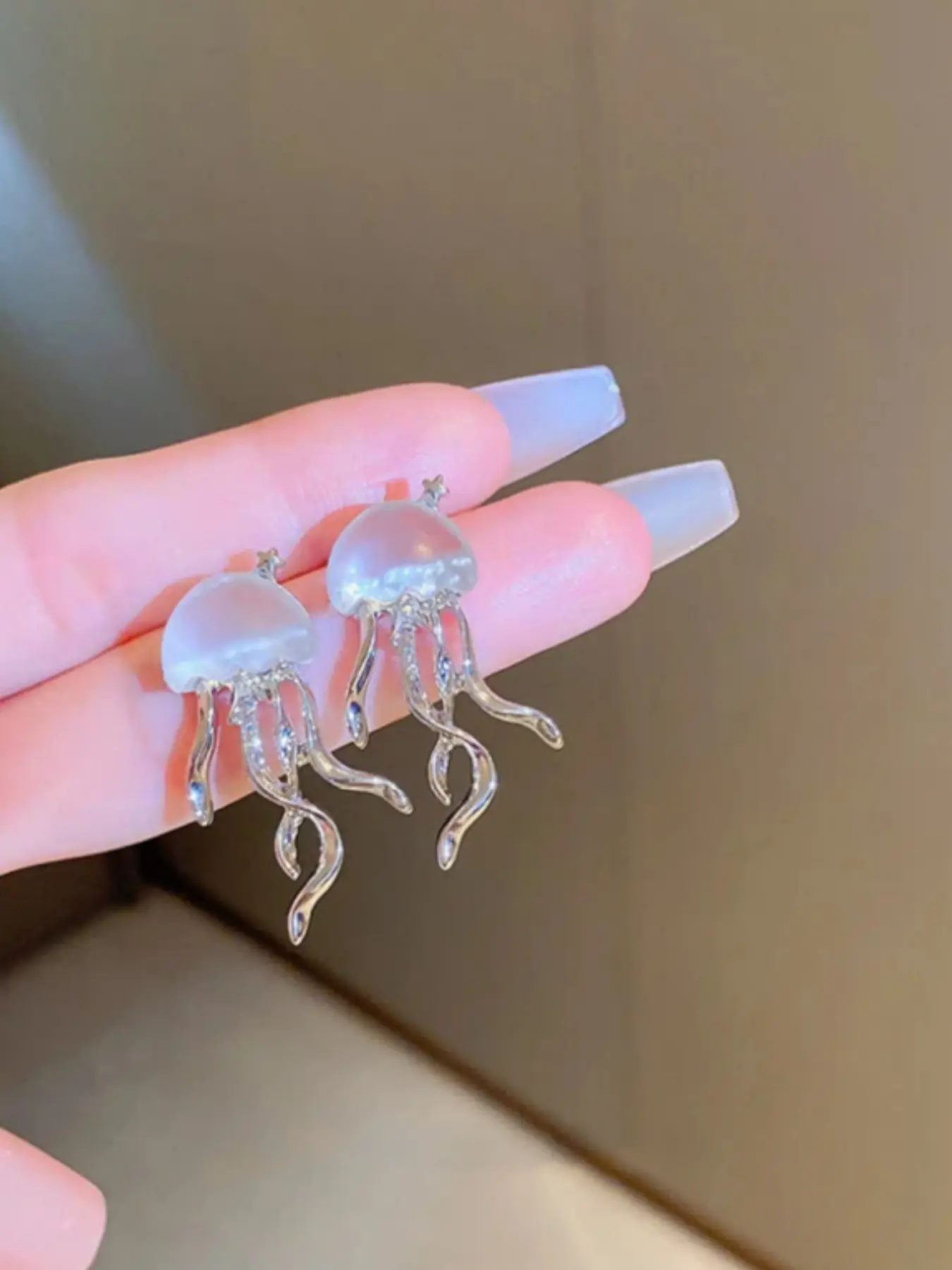 1 Pair of Fashion Design Jellyfish Matte Crystal Imitation Earrings - Creative and Unique Women's Jellyfish Stud Accessories