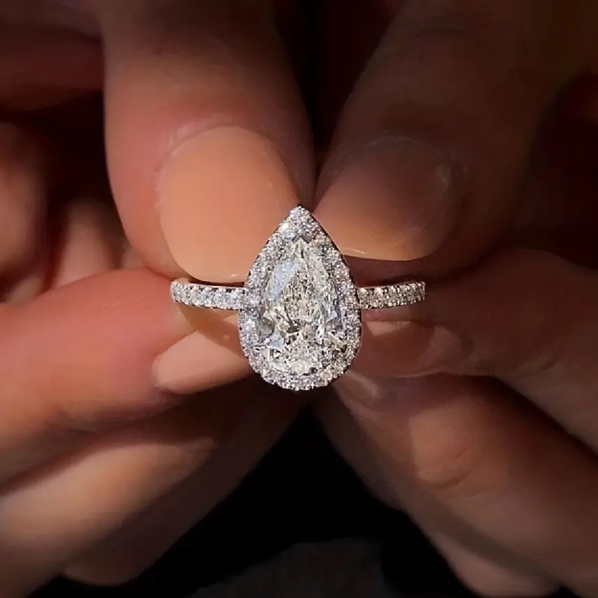 Sparkling teardrop-shaped simulated diamond ring; a stylish, avant-garde ring for women; elegant and minimalist jewelry; suitable as a wedding ring.
