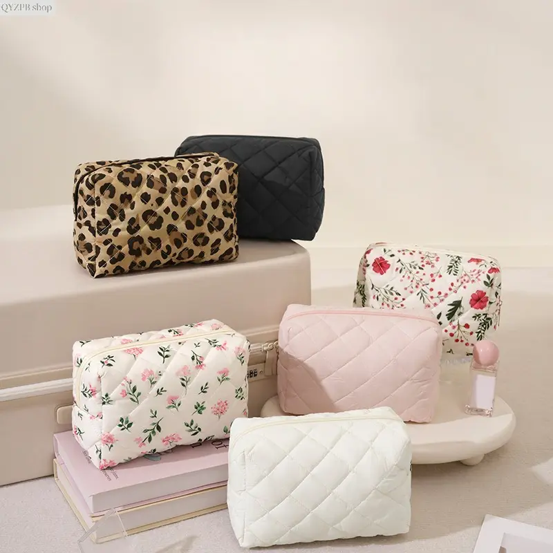 Quilted Makeup Bag for Women Small Cosmetic Bag with Zipper, Portable Travel Makeup Organizer Pouch, Mini Beauty Storage Bag for Lipstick, Skincare and Toiletry Essentials, Lightweight Compact Purse Organizer for Daily Use