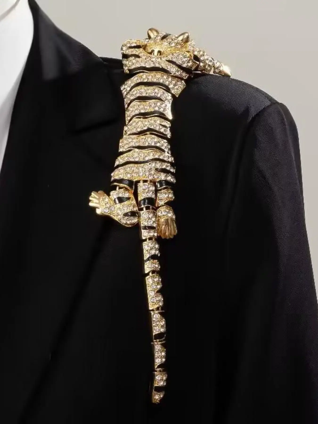 Luxury Fashion Accessories Zinc Alloy Rhinestone Tiger Brooch, Full Rhinestone Floral Lapel Pin, Perfect for Coats and Suits, Eye-Catching Design, Brooch Pins