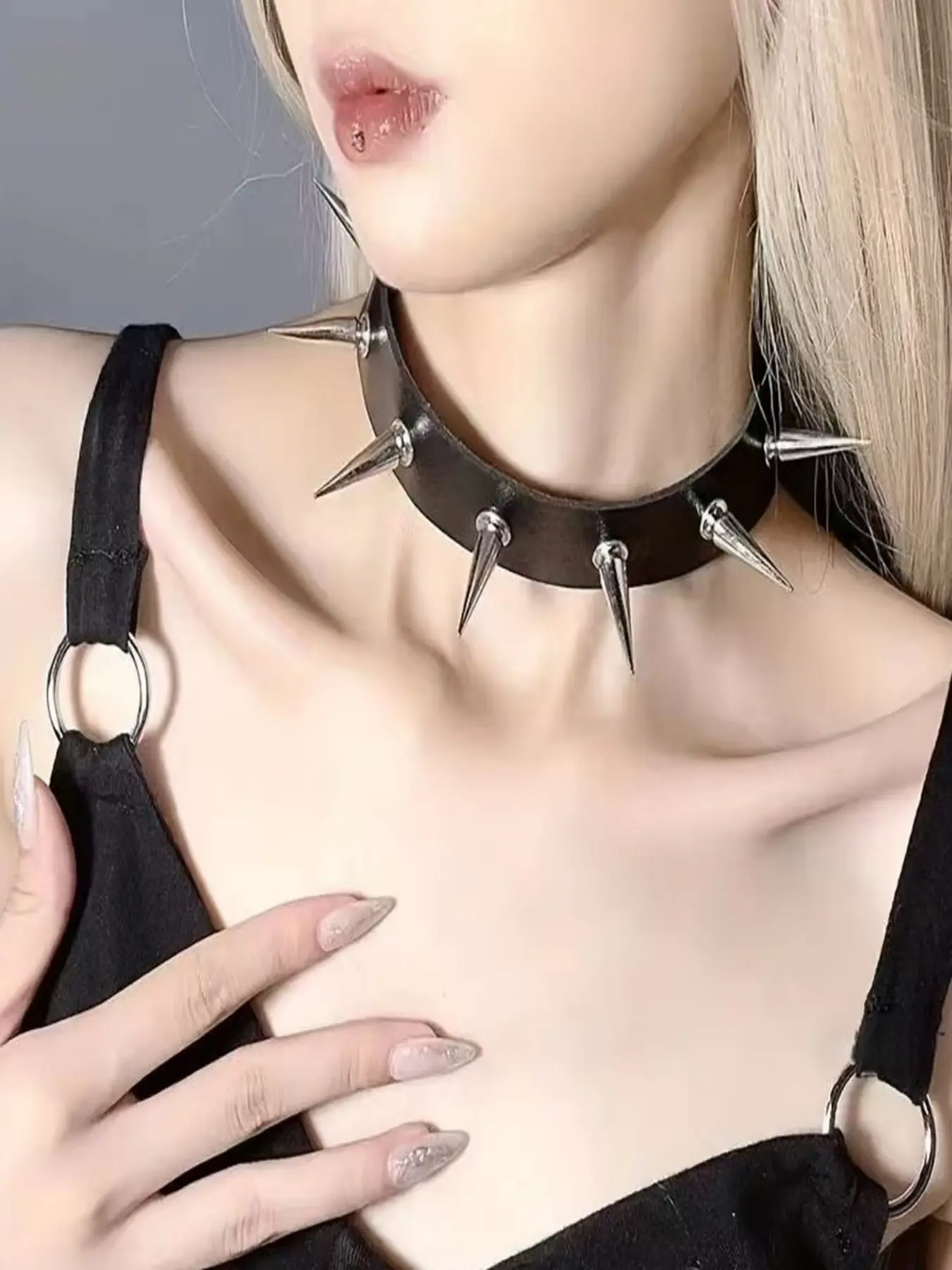 PU Leather Spiked Choker Necklace with Multiple Silver Long Cone Spikes, Adjustable Metal Buckle Punk Gothic Collar Neckband, Edgy Biker Alternative Neck Jewelry for Women, Ideal for Rock Music Festivals, Emo Cosplay, Halloween Parties, Grunge Street Outf