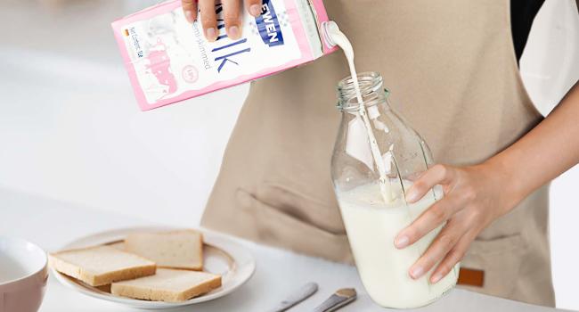 THE WELL KEPT 4 Pack 1 Liter (32 Oz) Glass Milk Bottles With Scale, 100% Airtight Heavy Duty Screw Lids, and 2 Pour Spouts-For Milk, Honey, Jam, Creamer-Dishwasher Safe (Extra 2 Lids Included) Silicone Beverage