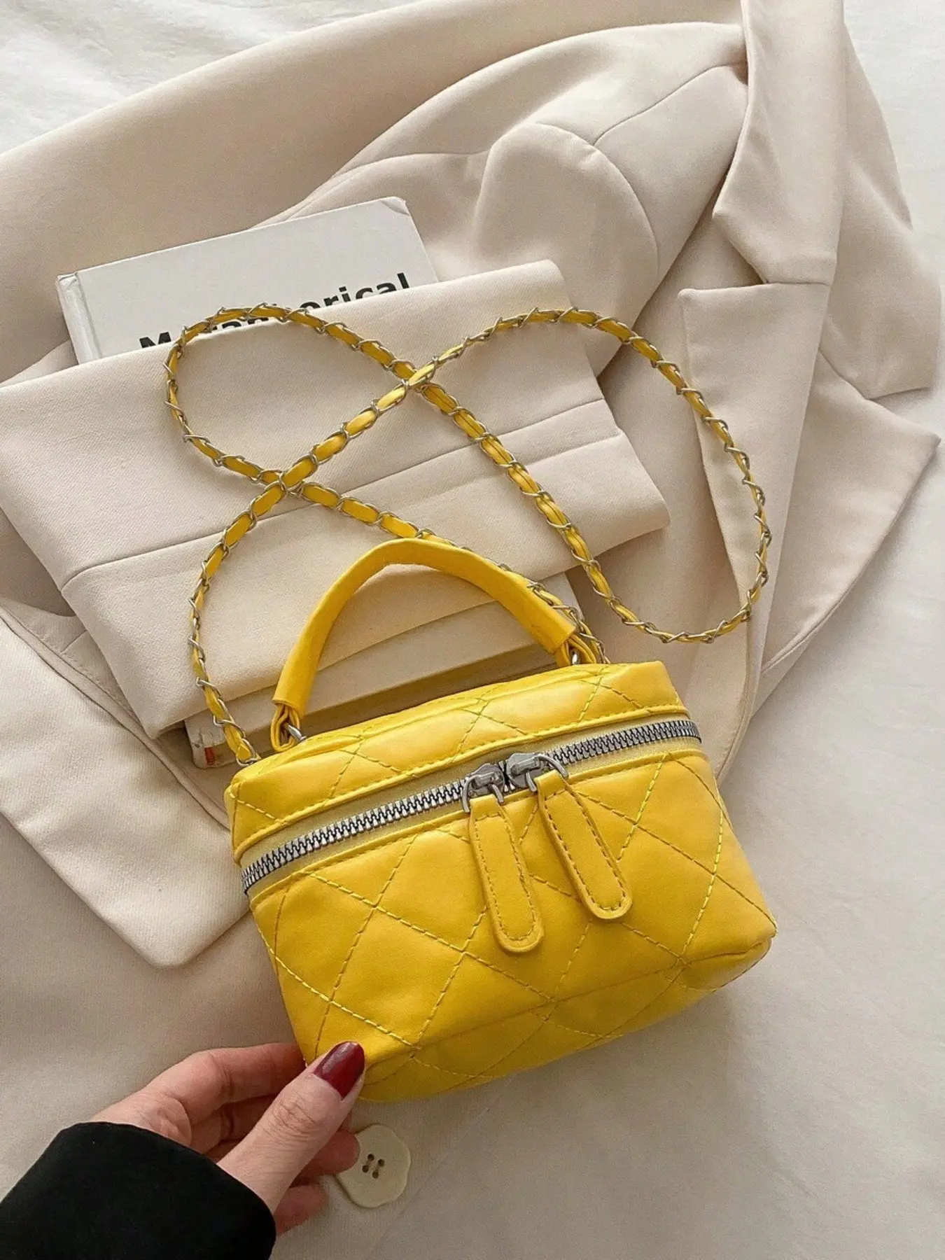 Fashion Lightweight Mini Bag, Chain Shoulder Clutch, Quilted Handbag, Bucket Bag, Casual Trendy Purse for Girls, College Students, Office Women, All Seasons