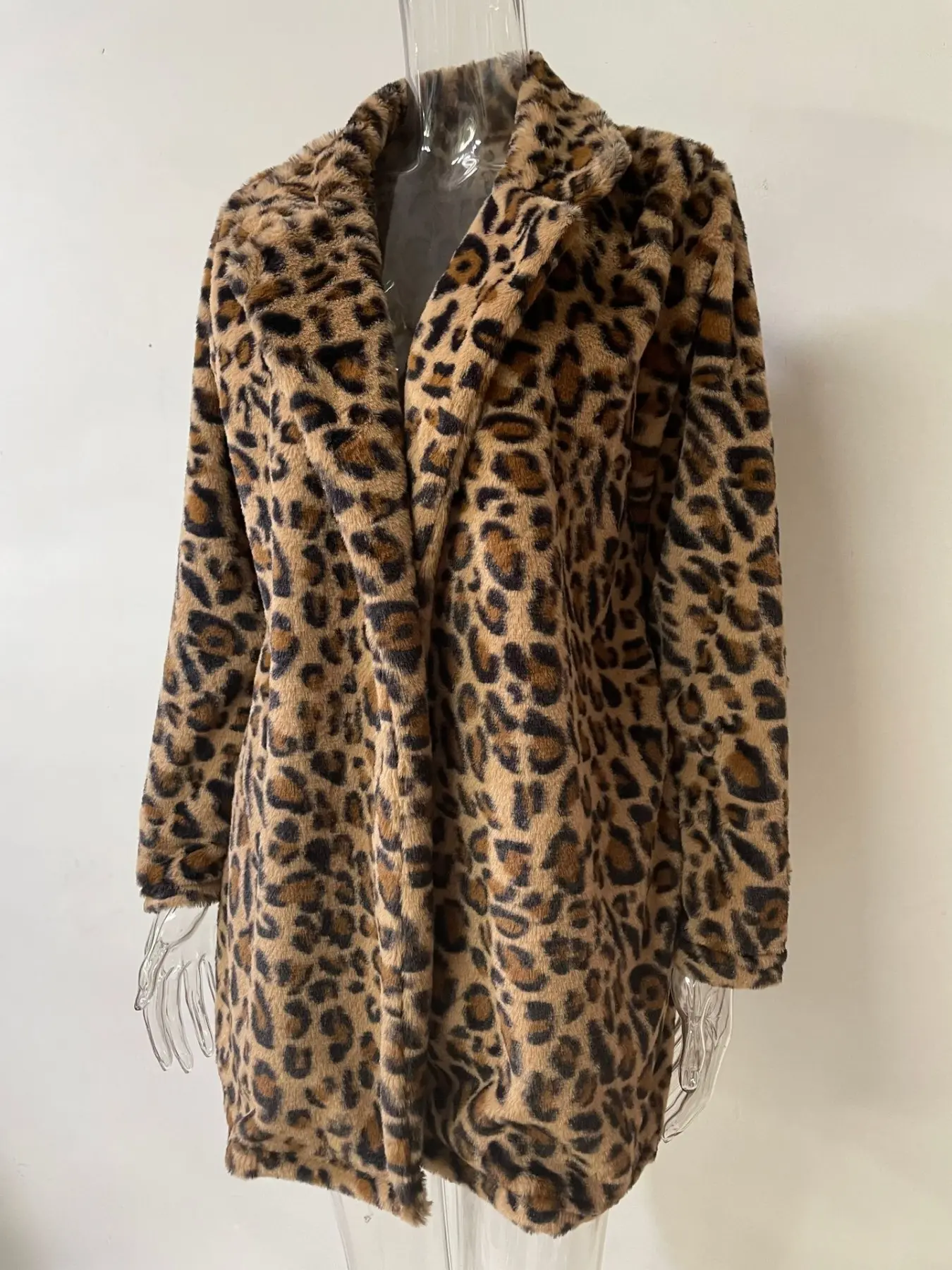 Women Soft Faux Fur Leopard Print Lapel Collar Mid‑Length Coat Warm Thick Plush Open Front Outerwear For Fall Winter Daily Night Out Party Streetwear Faux Fur Coat Fashion Trendy Animal Pattern Overcoat