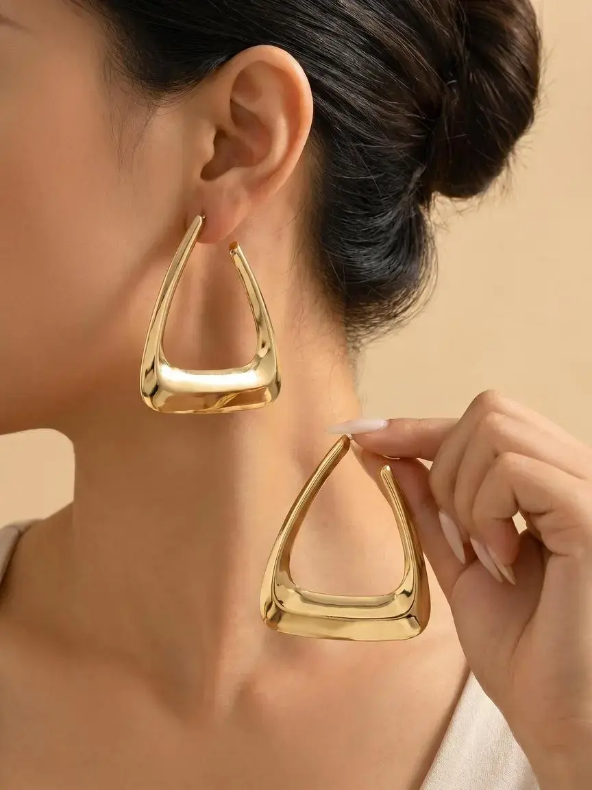 1 Pair of Minimalist Metal Triangle Earrings, Fashionable hoop earrings, Large-sized Glossy Gold/silver Earrings, European and American Style Stud Earrings, Fashion Jewelry, Accessories for Daily Commutes and Parties, Suitable for Women Daily
