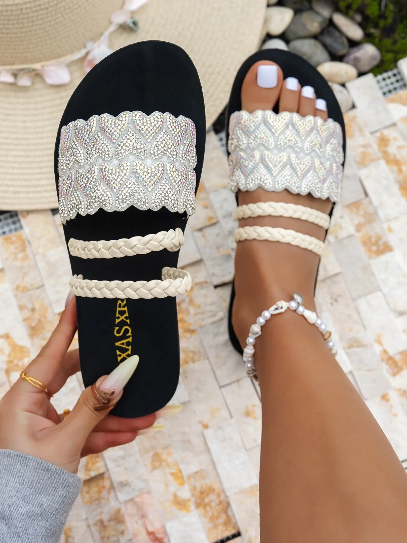 Pxasxr Women's Flat Sandals, Flat Summer Shoes, Fashionable Slide Sandals, Casual Braided Slides, Heart Rhinestone + Braided Strap Design, Summer Outdoor Casual Beach Slippers, Comfortable and Stylish