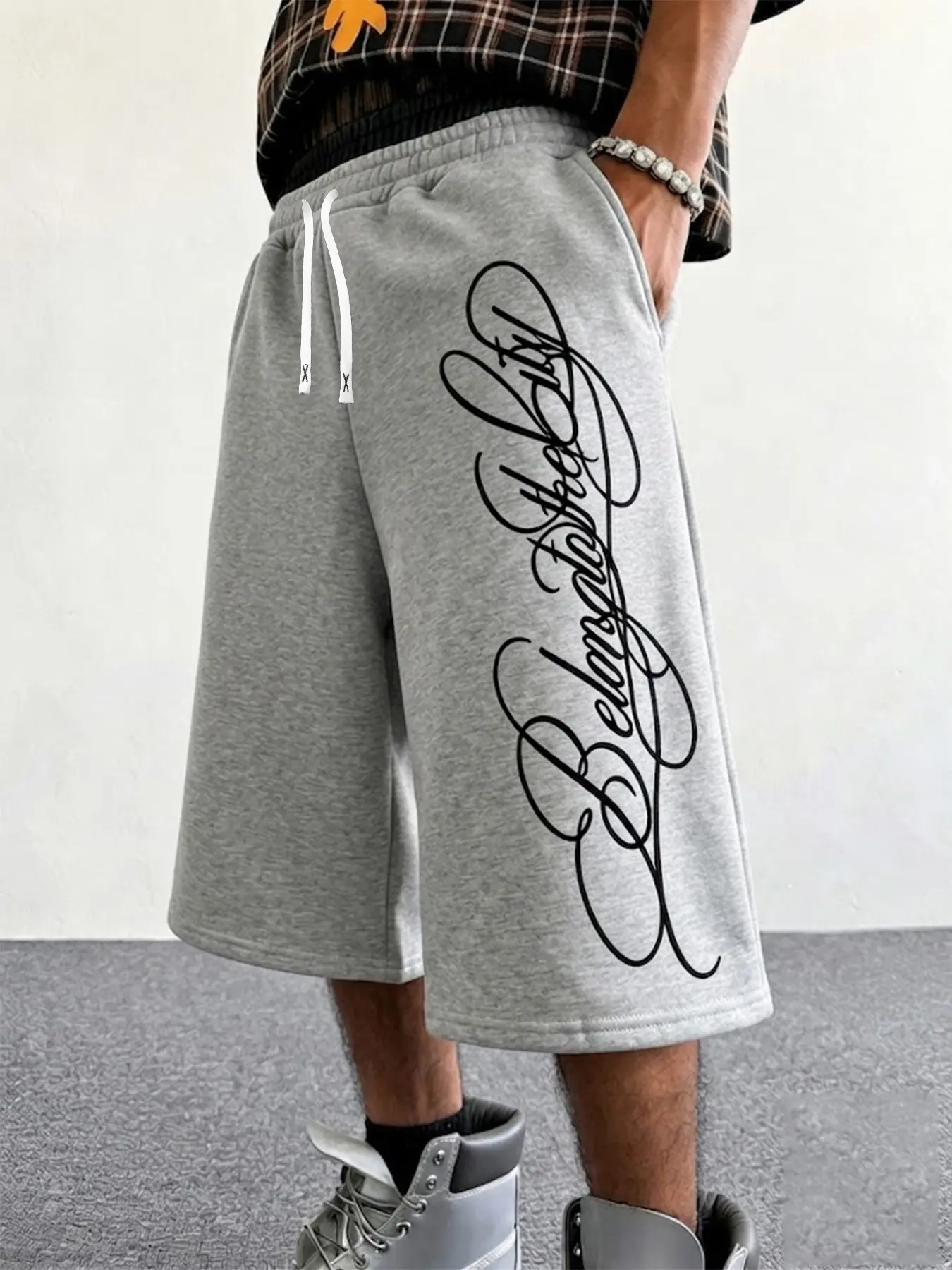 Y2K West Coast Streetwear Men's Athletic Knee‑Length Sweat Shorts, Vintage Cursive Letter Print, Baggy Wide‑Leg Fit With Drawstring Waist, Multi‑Wear Design for Gym, Daily Wear, Skateboarding, Party & Casual Outings