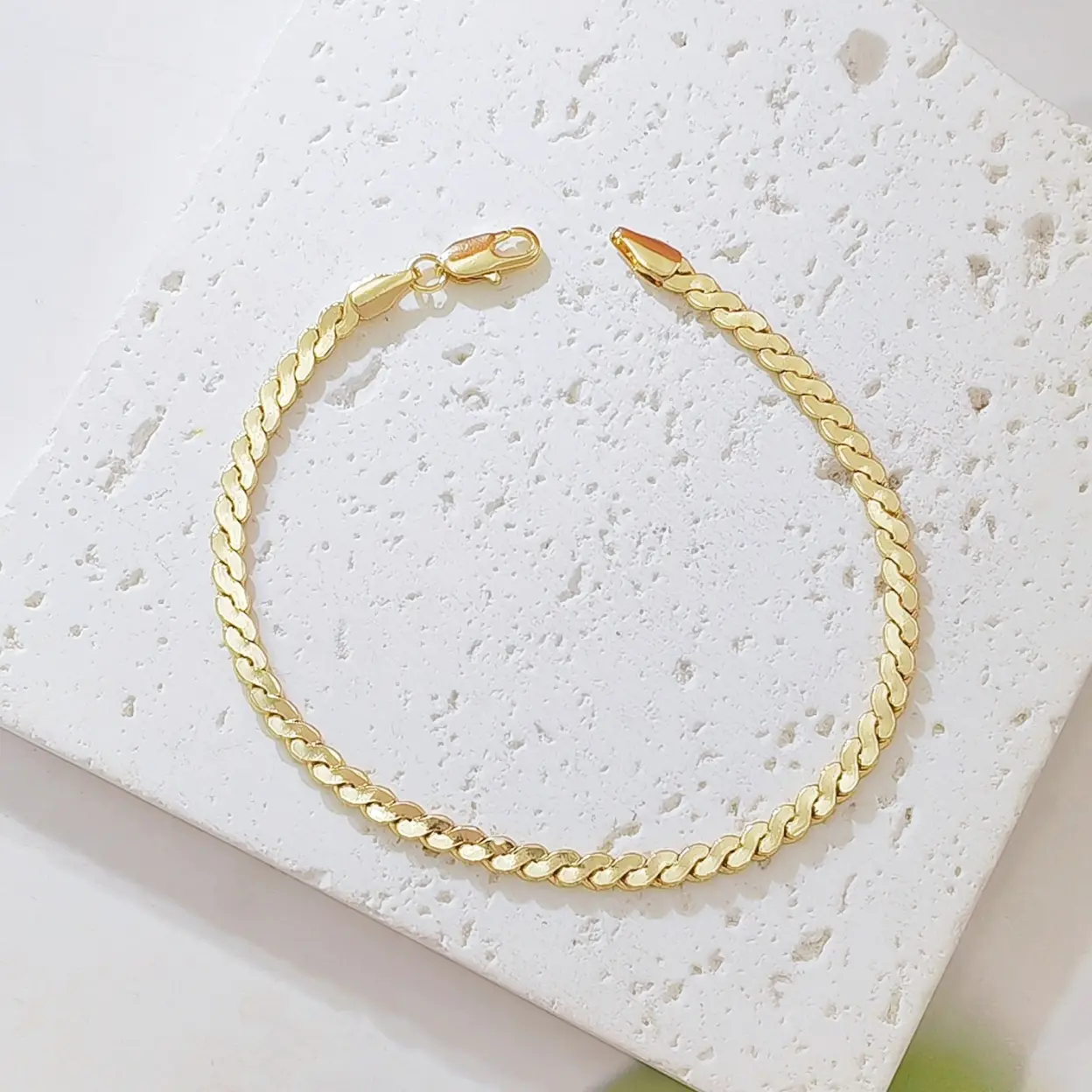 Women’s Minimalist Slim Polished Gold Cuban Link Bracelet - Flat Curb Chain Wrist Jewelry with Lobster Clasp, Stackable Bag Accessory for Daily Wear, Gift For Her