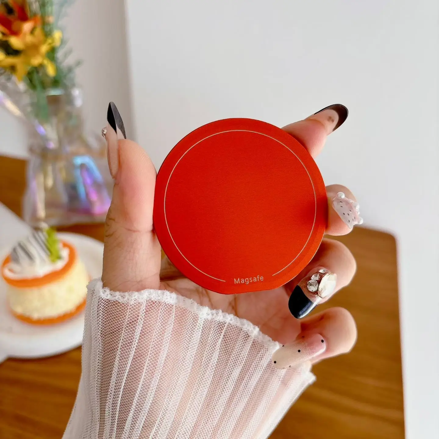 The new makeup box has a magnetic bracket with built-in vanity lenses, compatible with Magsafe. It is lightweight, portable, and beautifully designed. It comes with mobile phone accessories and is suitable for various occasions, freeing up hands Organiser