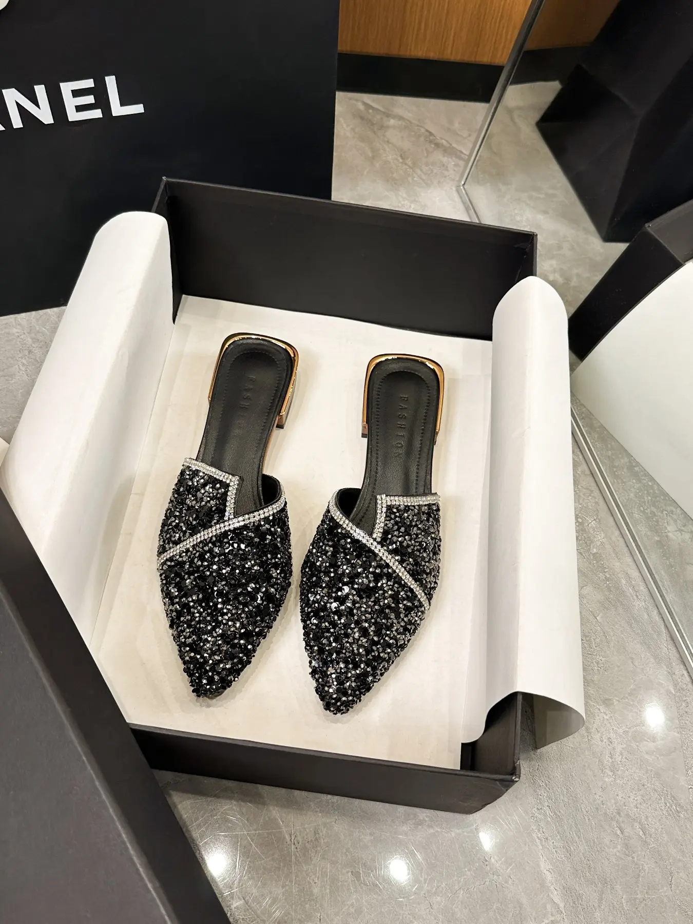 Summer New Fashion Rhinestone Embellished Mesh Slippers, Pointed Toe Lazy Mules, European Style Bling Outdoor Shoes, PU Upper Material, Footwear