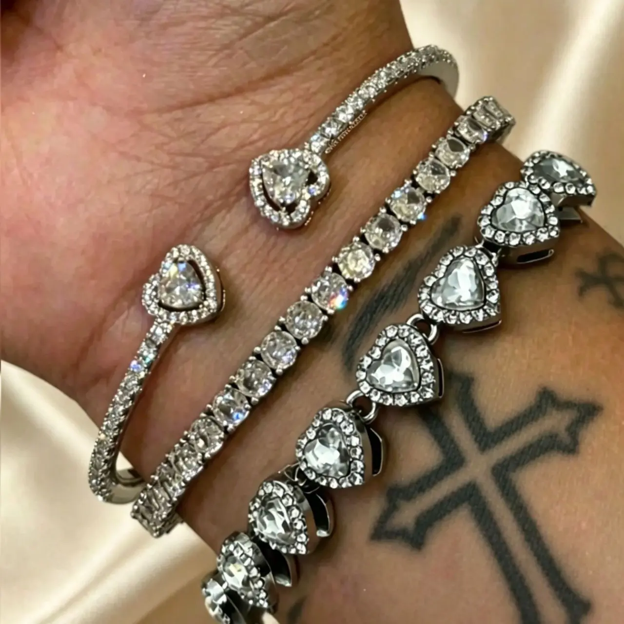 StarsGlowing Unisex Iced-Out Heart Zirconia Tennis Bracelet, Silver-Plated Rhinestone Heart-Cut Bangle, Stackable Hip-Hop Fashion Wrist Jewelry, Bold Party Accessory, TS0019