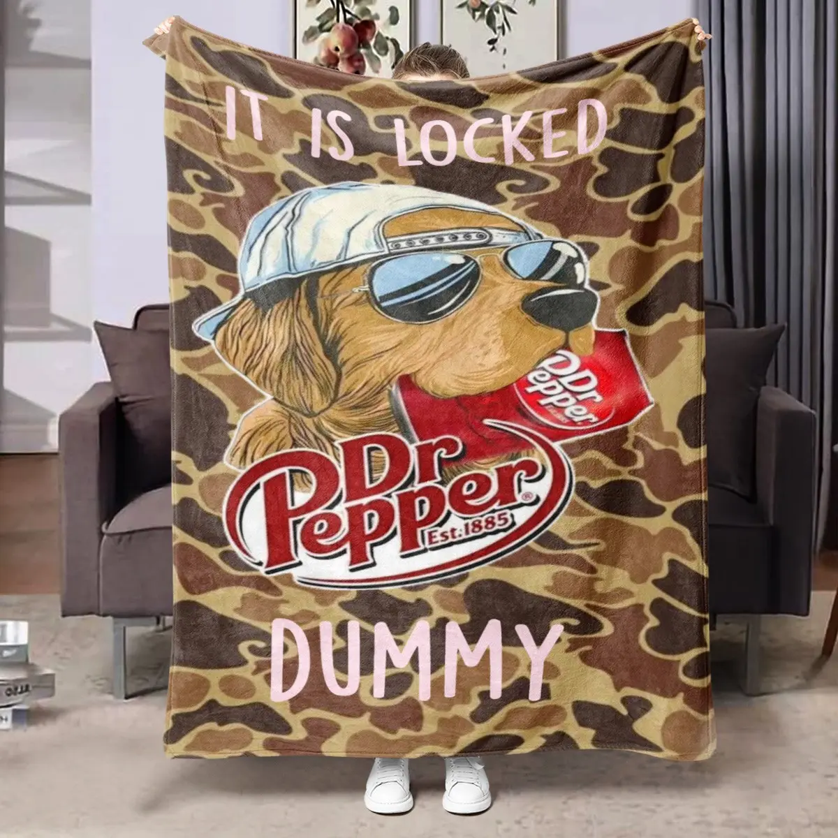 1pc Jungle Camo Background Cool Golden Retriever x Dr Pepper Co-branded Fleece Blanket, cartoon dog with backwards cap & sunglasses holding soda can, funny quote "IT IS LOCKED DUMMY", vintage American outdoor street hypebeast style. Thick warm throw blank
