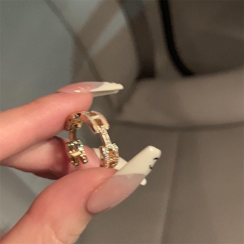 Women’s Light Luxury Shell Letter Stackable Ring | Elegant High-End Fashion Statement Band | Delicate Versatile Finger Accessory Retro Goku Black Adjustable cover Gold Plated Minimalist Stacking
