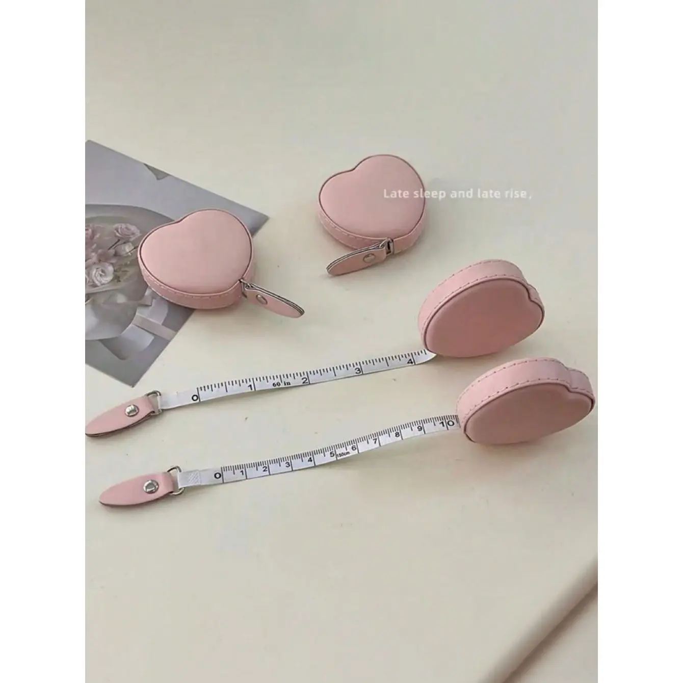 1 Heart-shaped Leather Retractable Tape Measure Multifunctional Mini Portable Heart-shaped Measuring Tape for Measuring Waist and Chest Circumference, a Household Measuring Tool