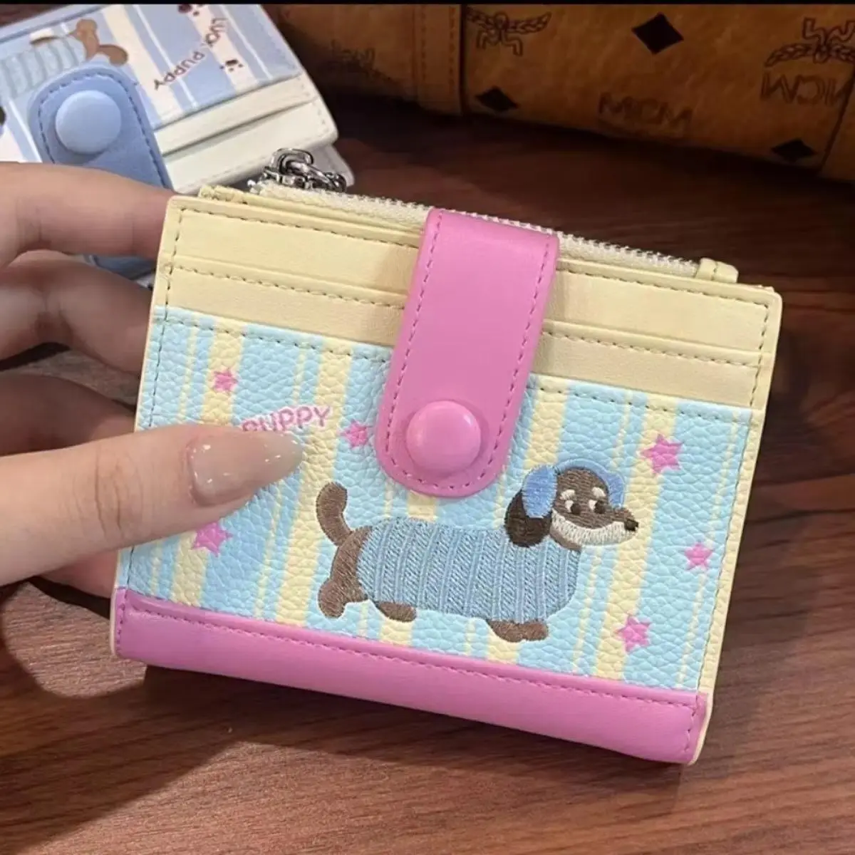 Cute Korean Style Dachshund Wallet for Women, Aesthetic Embroidered Dog Graphic Mini Bifold PU Leather Card Holder with Zipper Pocket, Compact Lightweight Coin Purse with Multi Compartments for Daily Use, Travel & Gift Accessories