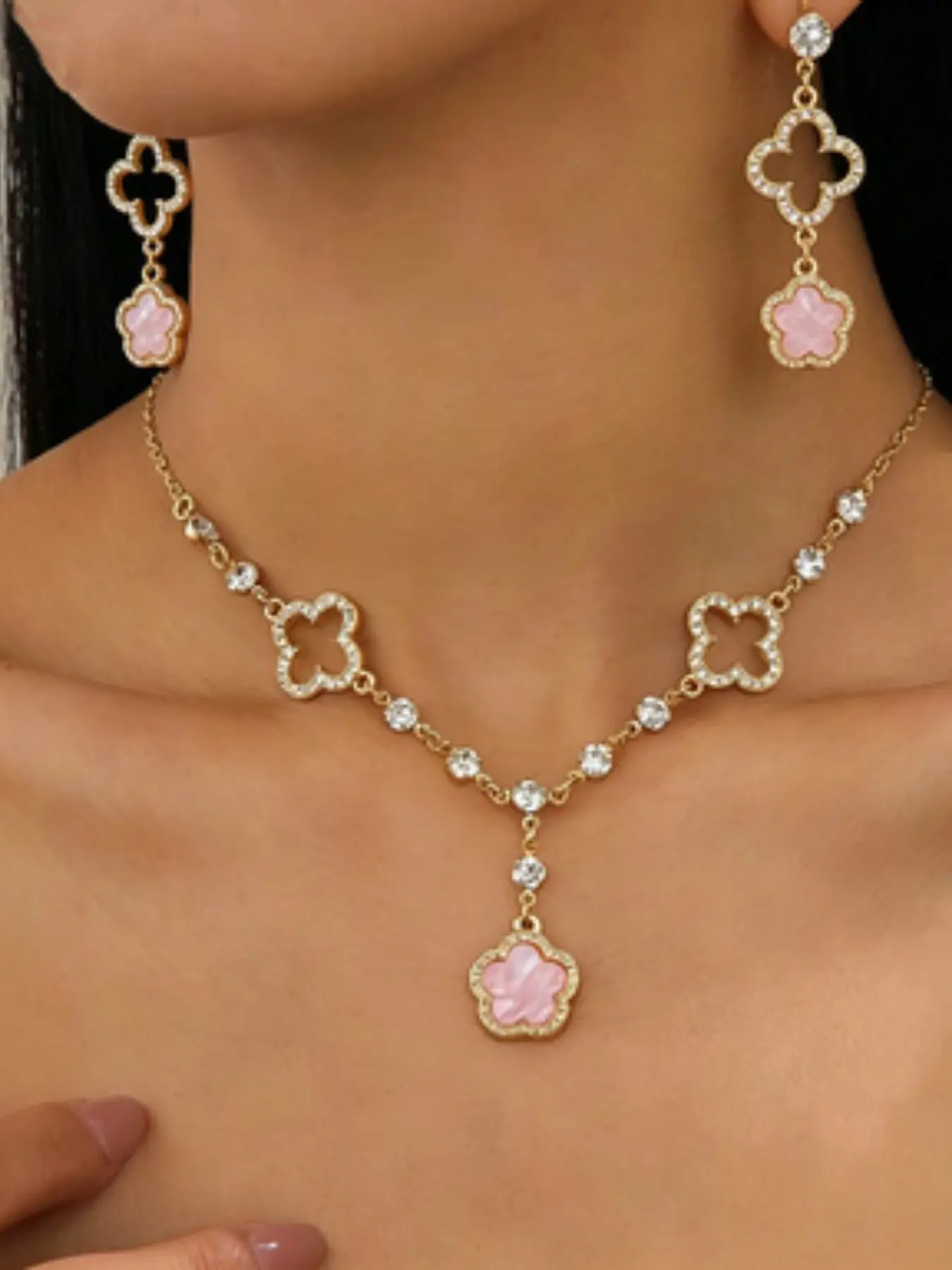 Two-Piece Fashionable Luxury Set, Necklaces Set, Lucky Four-Leaf Clover Five-Leaf Flower Pendant Necklace, Elegant Charm, Versatile Jewelry