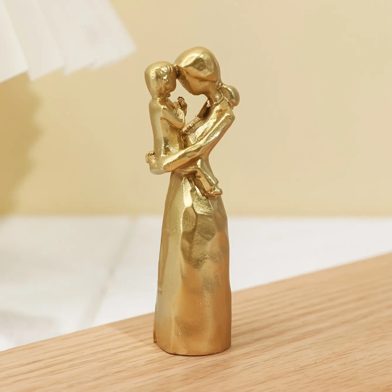 Mother-Daughter Figurine, Perfect Gift for Mom, Emotional Statue, Decorative Figurines, Ideal for Home Decor, Bedroom, Living Room, Desk, Bookshelf