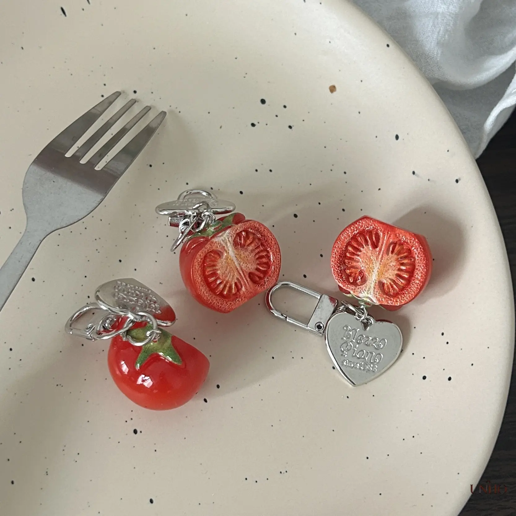 Cute Fresh‑Tomato Artificial‑Food Keychain, Realistic Fruit‑And‑Vegetable‑Shaped Pendant, Fun Novelty Accessory As A Sweet Gift For Friends