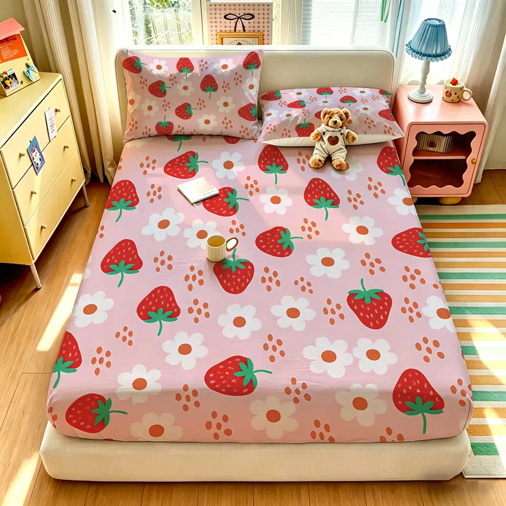 A 3-piece strawberry daisy floral pattern bedding set, Floral Bedding Sets, including 1 bedspread and 2 pillowcases, without a filling. The bedspread is soft and comfortable, with a deep pocket design, and it's perfect as a gift.
