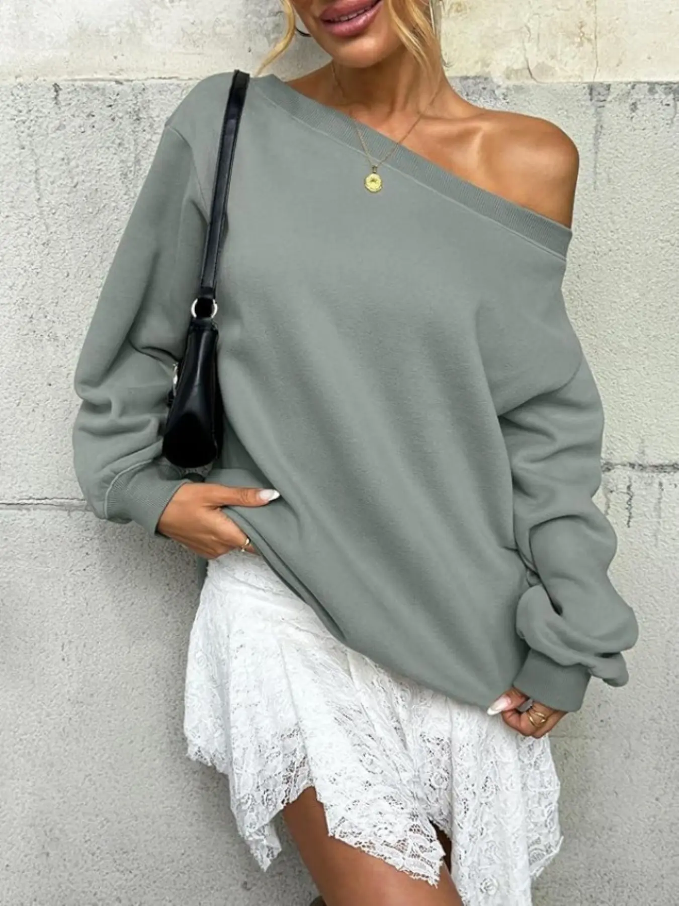 One-Shoulder Lazy Sweatshirt Women, Loose Fit, Off-The-Shoulder Diagonal Neck, Long Sleeve, Soft Casual Pure Desire Style Top