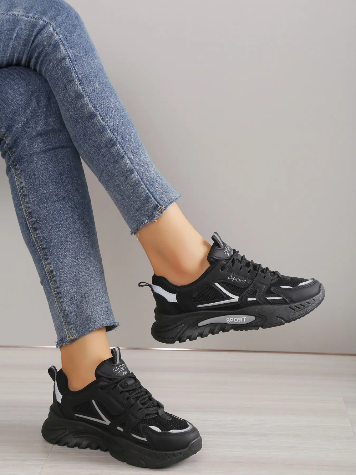 Women's new athleisure lace-up sneakers, thick soled trainers, breathable upper, comfortable design, platform heightened, for jeans and skirts, casual shoes for daily and commuting wear, Casual fashion shoes
