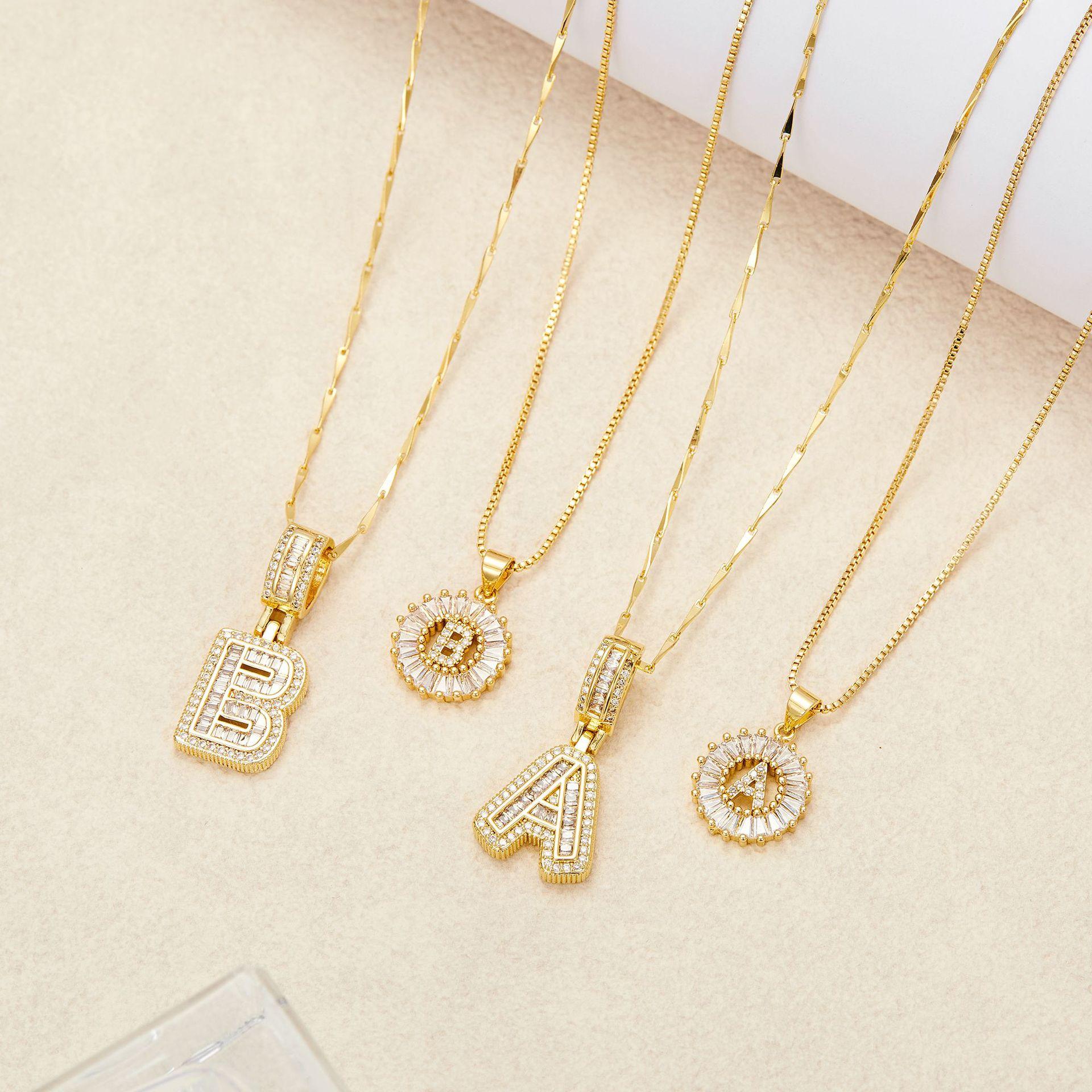Crystal letter pendant necklace, inlaid with zirconia and plated with real gold, round 26 English letter collarbone chain ZM2Z.The classic letter necklace is timeless and suitable as a birthday gift for friends or couples