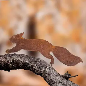Rusty Metal Squirrel Design Garden Art Insert, Creative Garden Decoration, Easy To Install Garden Statue for Home Garden Decoration