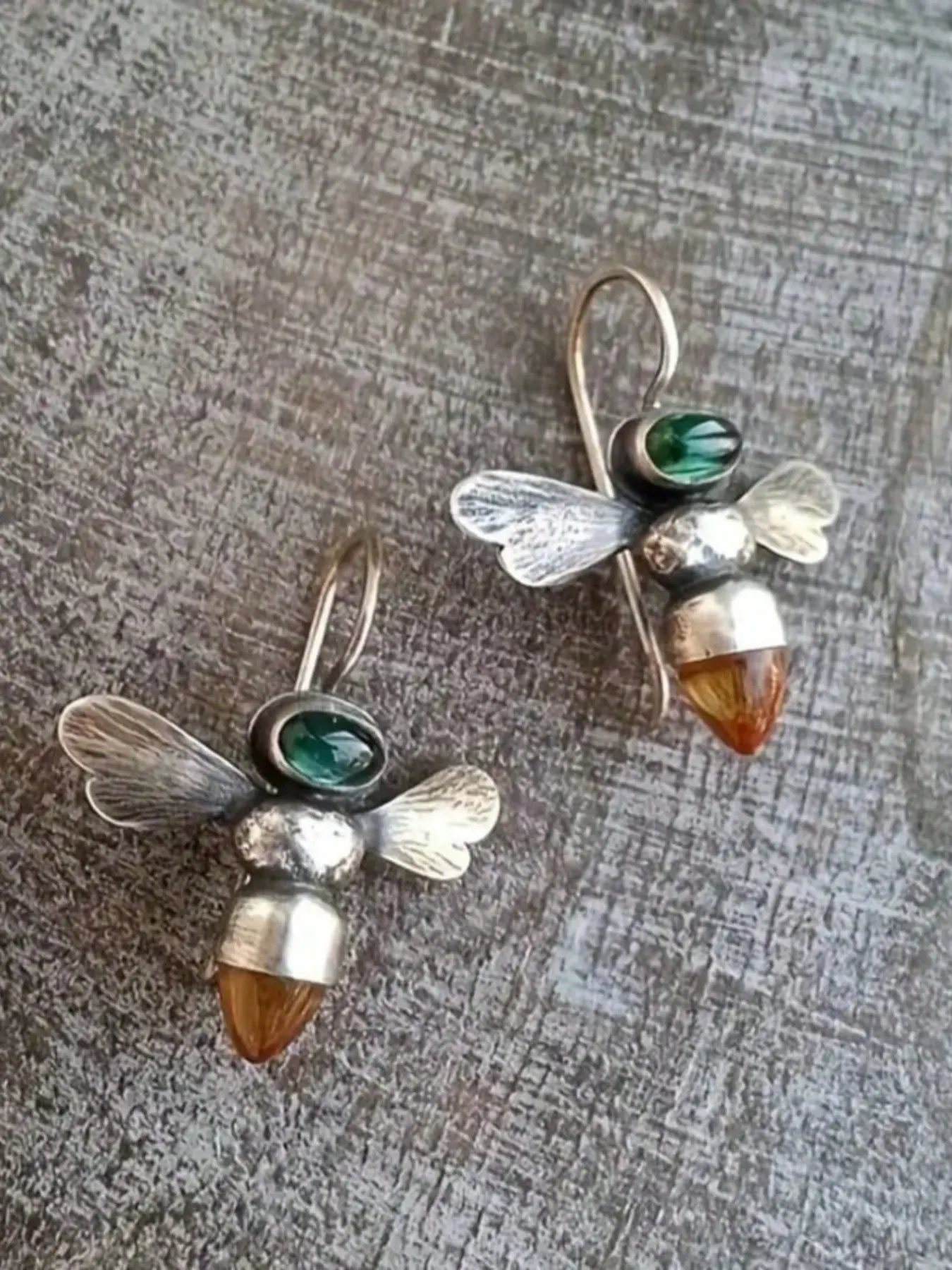 AEONBLULI Vintage Amber Green Crystal Honeybee Drop Earrings for Women, Antique Silver Bee Dangle Earrings, Cottagecore Birthday Gift