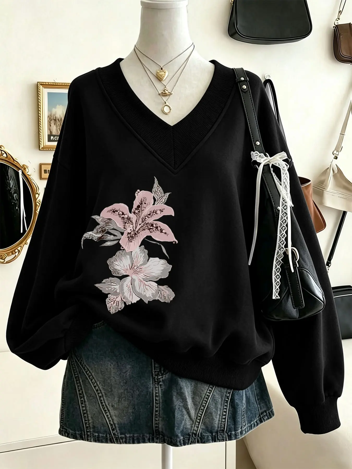 Women's Light Sweatshirt, Y2K Front  Floral Print V‑Neck Drop Shoulder Pullover, Loose‑Fit Casual Street Style Everyday for Teen Girls, Fall & Winter