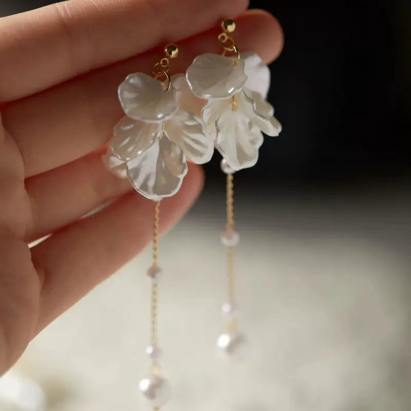 White petal long tassel Bohemian earrings, romantic summer engagement jewelry, exquisite girl style, suitable as a gift for weddings, parties, and anniversaries, summer party accessories